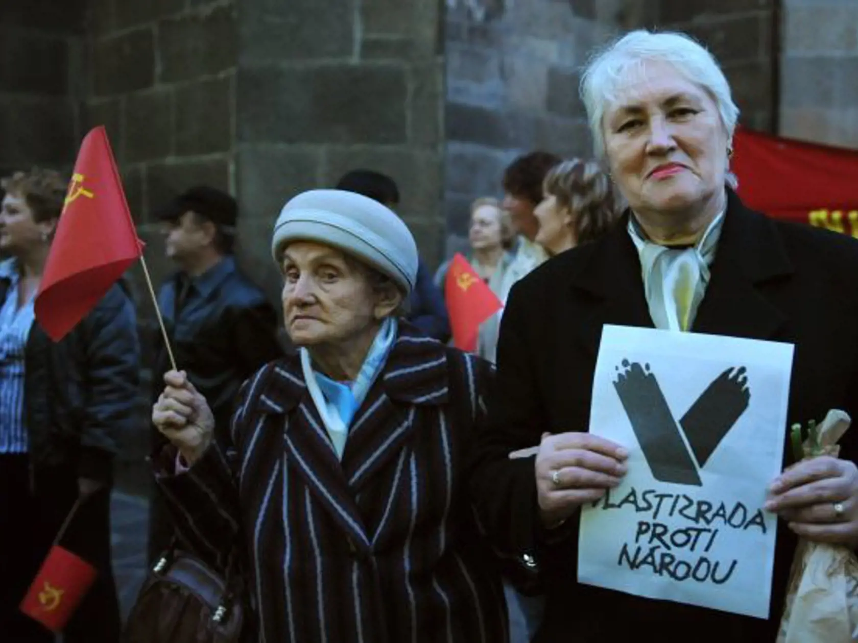 V Košiciach na rohu ulíc Alžbetinej a Hlavnej odhalili 17. novembra 2010 pamätnú tabuľu k výročiu 17. novembra 1989. Pri odhaľovaní tabule protestovali komunisti, privolaná bola aj polícia.
