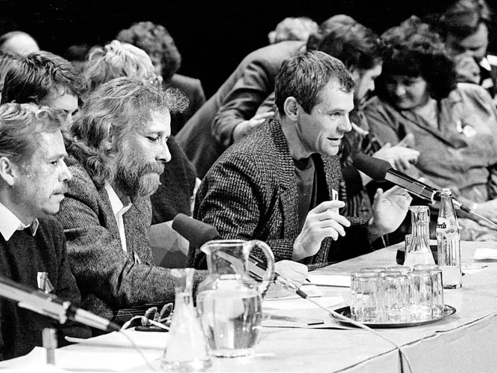 Václav Havel a Milan Kňažko boli najvýraznejšími postavami novembrových udalostí v Česku, resp. na Slovensku.
