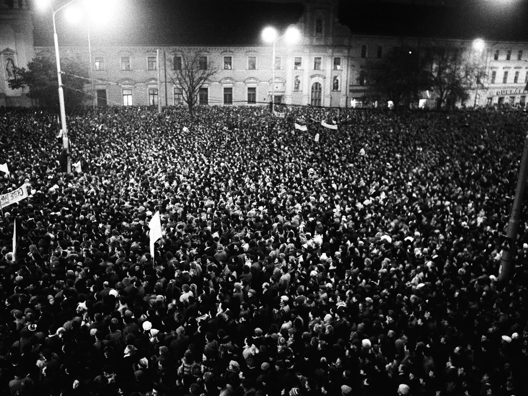 Námestie SNP v Bratislave 22.novembra 1989 počas povolenej manifestácie študentov a ďalších obyvateľov hlavného mesta.