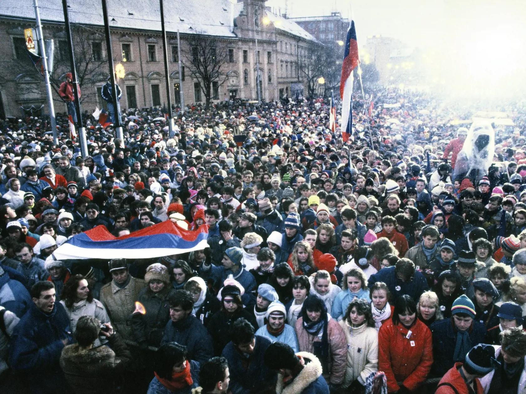 Na Námestí SNP v Bratislave sa 9.decembra 1989 konalo zhromaždenie občanov zvolané Koordinačným výborom občianskej iniciatívy Verejnosť proti násiliu.