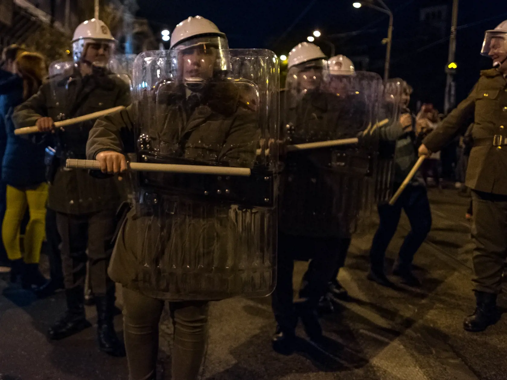 Oslavy 17. Novembra po 30. Rokoch v uliciach Bratislavy. Na snímke je ukážka zásahu verejnej bezpečnosti proti demonštrantom.