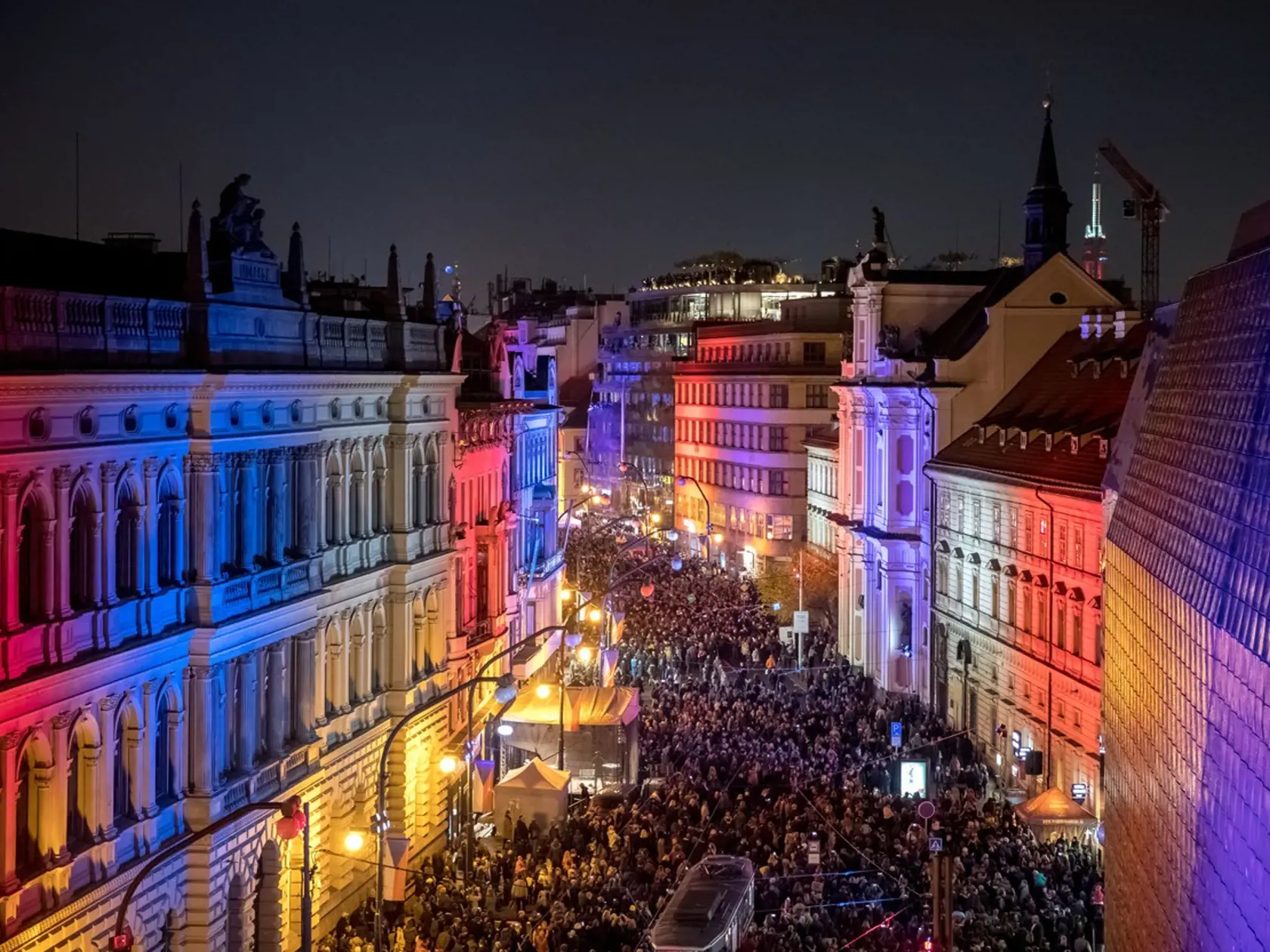 Oslavy výročia Nežnej revolúcie vrcholili v Prahe sériou koncertov na Václavskom námestí, kde prišlo až 40.000 ľudí.