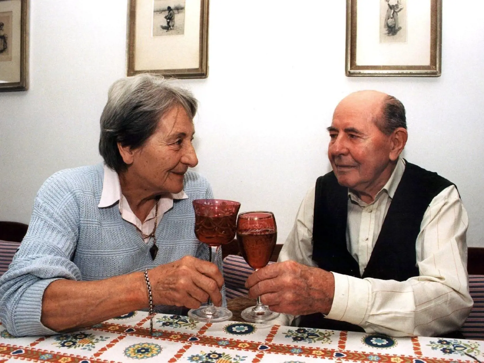 Na archívnom zábere sú manželia Zátopkovci pri oslave svojich 75. narodenín v roku 1997. Oslavovali v jeden deň, ale Emil bol vraj o štyri hodiny starší.