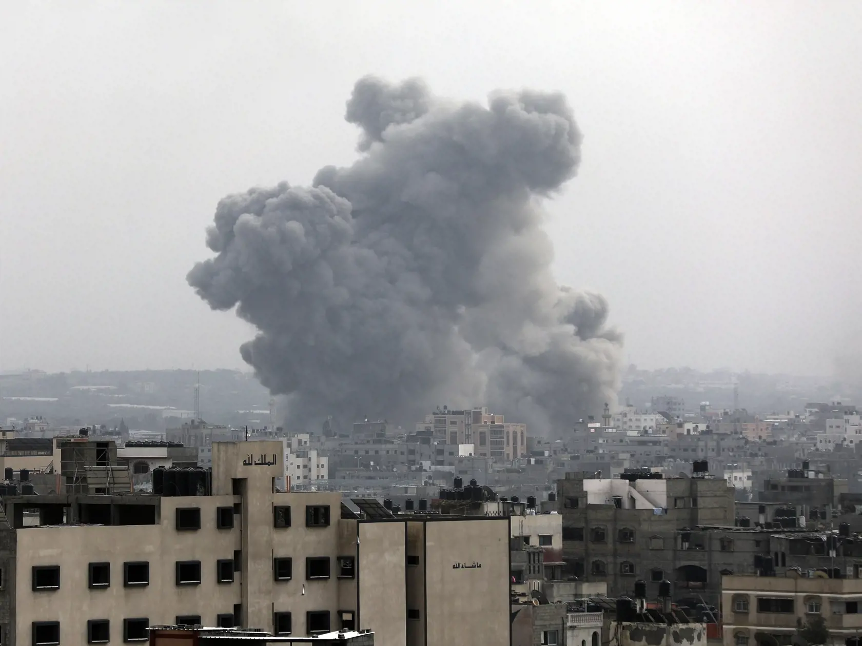 Dym stúpa po ostreľovaní izraelskou armádou na mesto Gaza v nedeľu 29. októbra 2023.