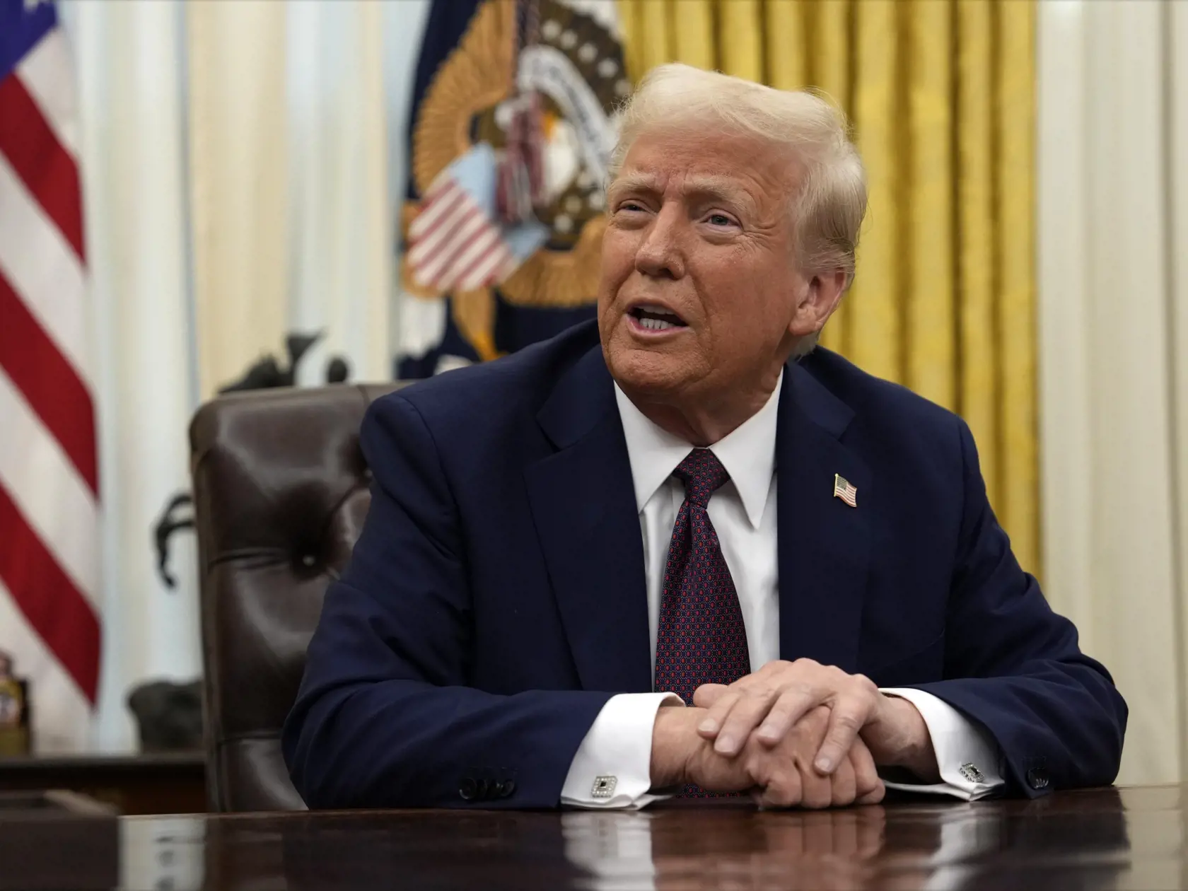 Americký prezident Donald Trump hovorí s novinármi po tom, ako podpísal ďalšie výkonné nariadenia v Oválnej pracovni Bieleho domu vo Washingtone 23. januára 2025.