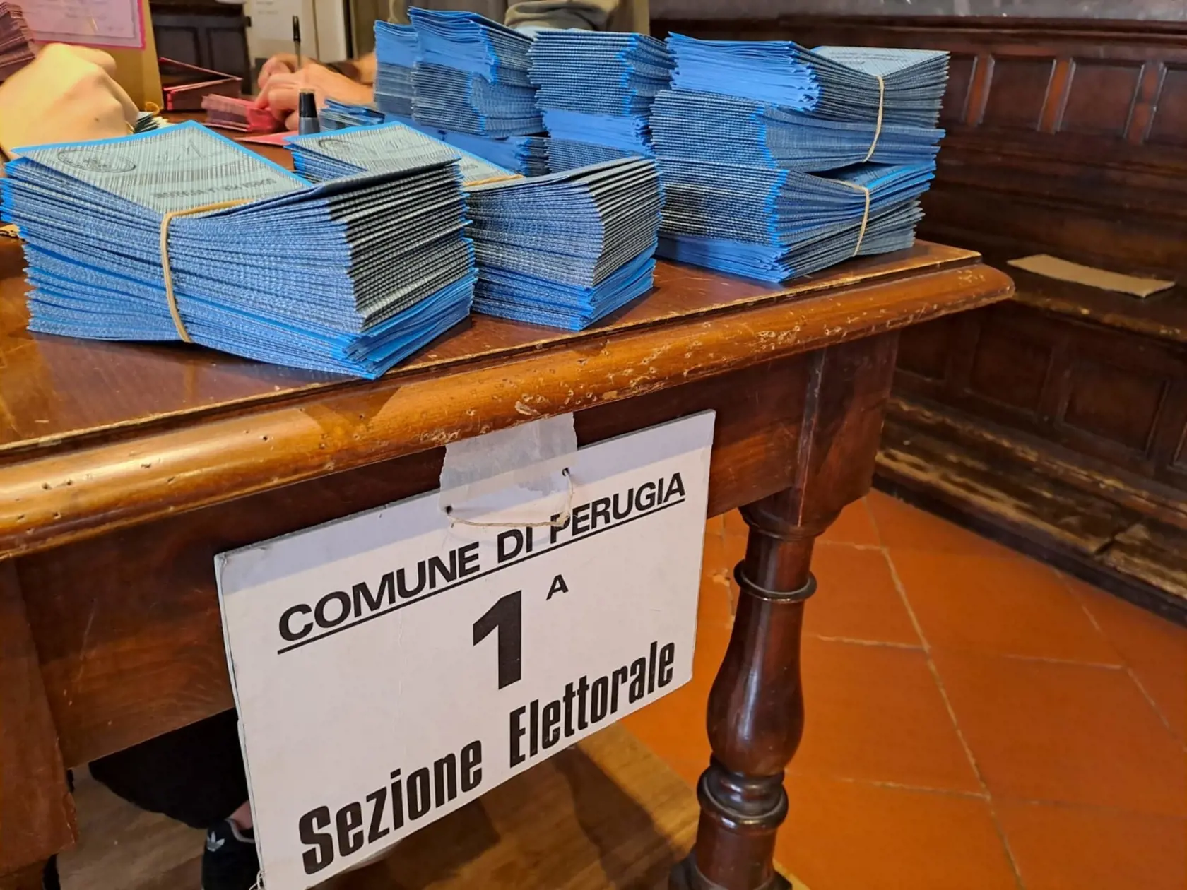 KK33 Perugia - Na snímke posledné prípravy na komunálne voľby a voľby do Európskeho parlamentu v Perugii 8. júna 2024. Na Malte, v Lotyšsku i SR sa sobotu konajú voľby do Európskeho parlamentu. Hlasovanie v sobotu otvorili v Taliansku, kde bude pokračovať aj v nedeľu. FOTO TASR/ANSA
Ultimi preparativi in un seggio elettorale per le elezioni comunali ed europee a Perugia, 08 giugno 2024./// Final preparations are underway in a polling station for the municipal and European elections in Perugia, c