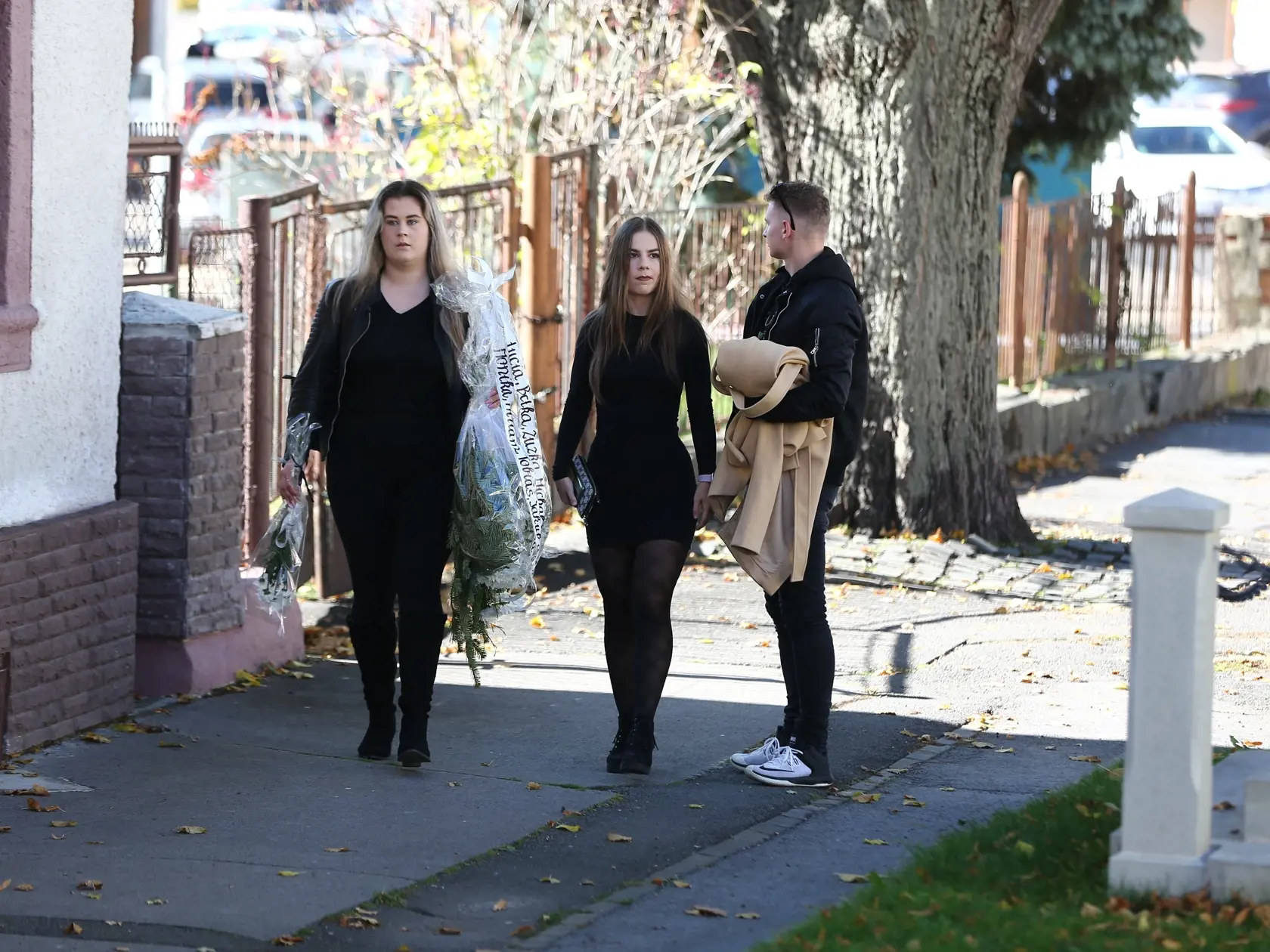 Poprad sa zahalil do smútku. Rodina a najbližší sa prišli naposledy rozlúčiť s milovanou Broňkou, ktorá tragicky zahynula vinou opitého vodiča. Zábery, z ktorých trhá srdce.