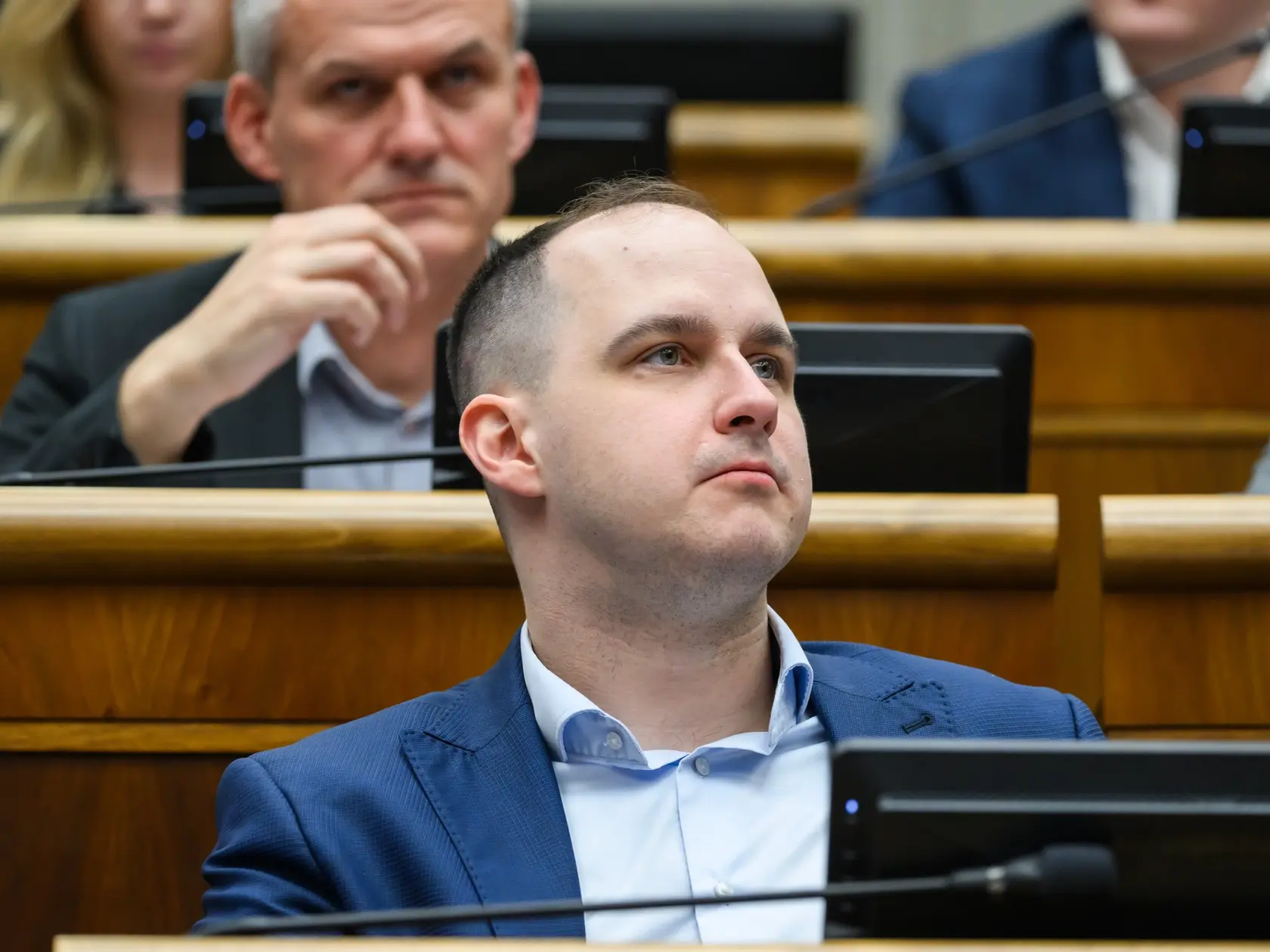 Na snímke poslanec NRSR Adam Lučanský (SNS) počas hlasovania na 33. schôdzi NRSR v Bratislave 8. apríla 2025. Je predkladateľom návrhu o mimovládkach. FOTO TASR