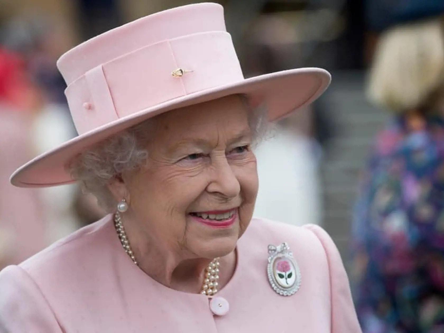 Kráľovná Alžbeta II. dala princovi Harrymu povolenie, aby Meghan požiadal o ruku.
