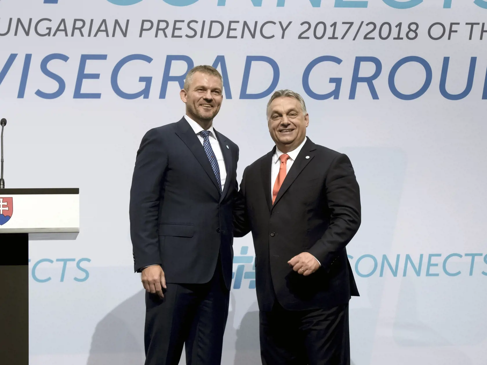 Na snímke zľava predseda vlády SR Peter Pellegrini a maďarský premiér Viktor Orbán 