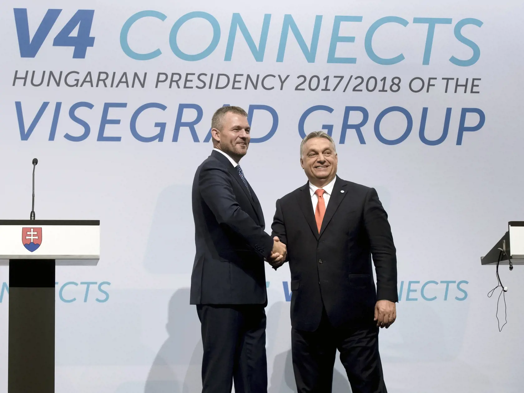 Na snímke zľava predseda vlády SR Peter Pellegrini a maďarský premiér Viktor Orbán 
