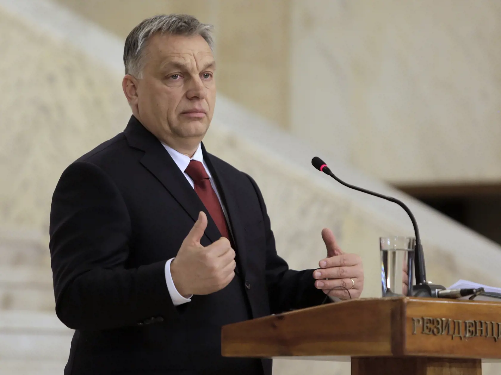 Za spájanie slovenských udalostí so Sorosom a zaťahovanie Slovenska do maďarskej predvolebnej kampane ostro kritizoval maďarského premiéra bývalý slovenský diplomat Kálmán Petőcz, ktorý mu tiež vytkol, že nevyjadril sústrasť pozostalým.