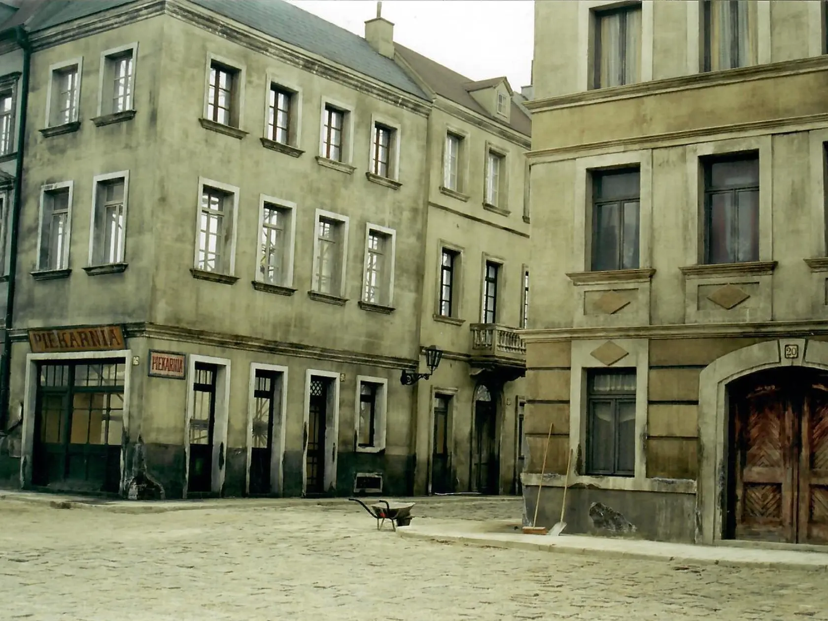 J. Mičo postavil mnoho filmových kulís pre slávne filmy ako Príbeh o rytierovi, Peacemaker, Johanka z Arku, Hartova vojna či Za nepriateľskou líniou.