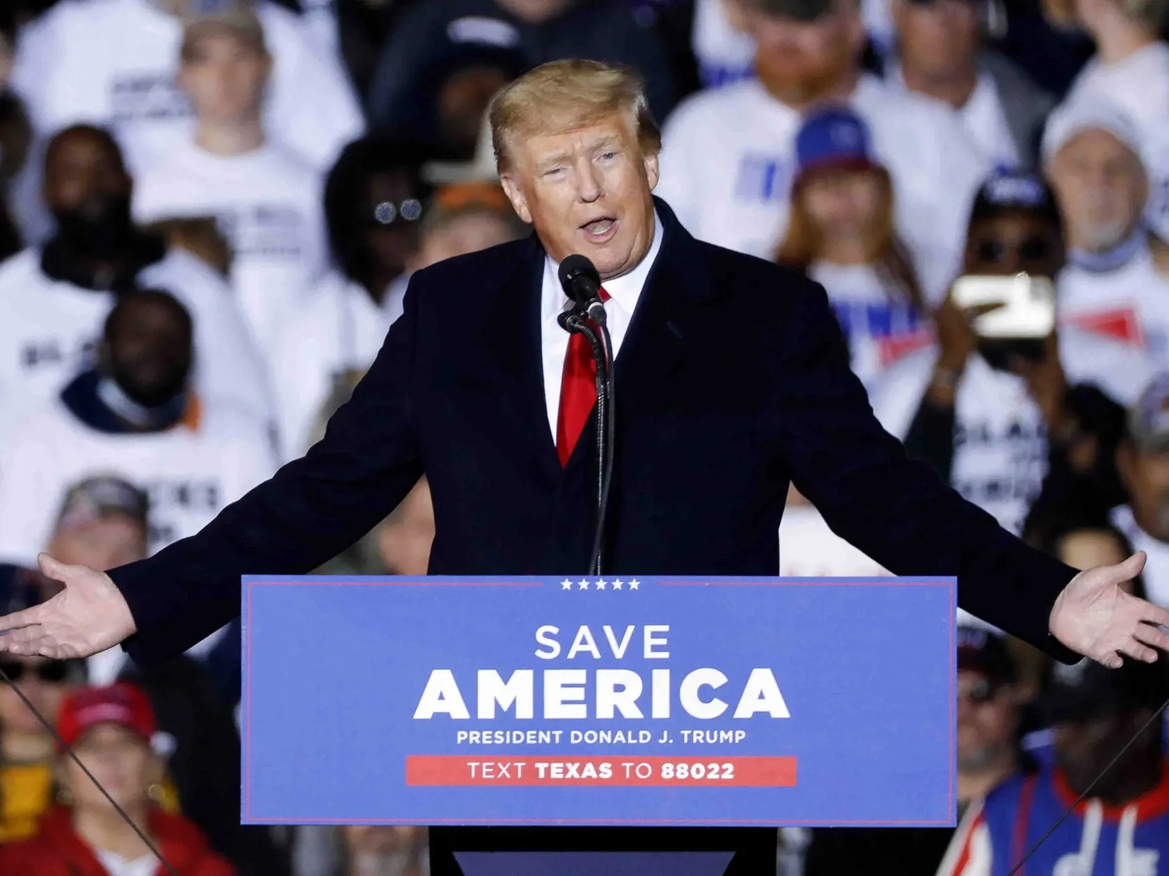 Bývalý americký prezident Donald Trump hovorí na mítingu 29. januára 2022 v americkom meste Conroe. Bývalý americký prezident Donald Trump vyhlásil, že v prípade návratu do Bieleho domu by mohol udeliť milosť svojim stúpencom, ktorí pred rokom vtrhli do sídla Kongresu vo Washingtone.