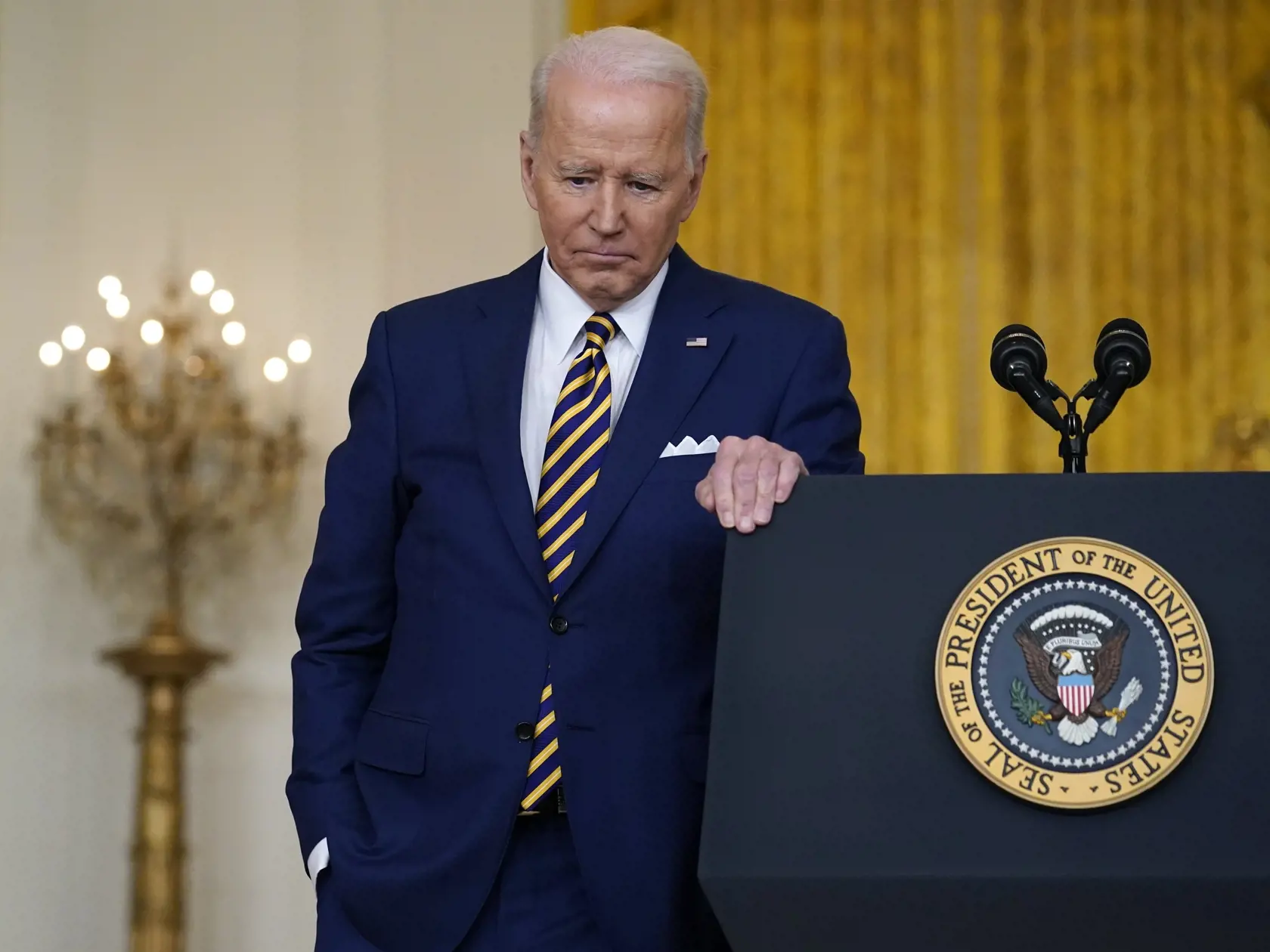 KK29 Washington - Americký prezident Joe Biden počúva otázky počas tlačovej konferencie pri príležitosti svojho prvého roku v úrade 19. januára 2022 vo Washingtone. FOTO TASR/AP
President Joe Biden listens to a question during a news conference in the East Room of the White House in Washington, Wednesday, Jan. 19, 2022. (AP Photo/Susan Walsh)
