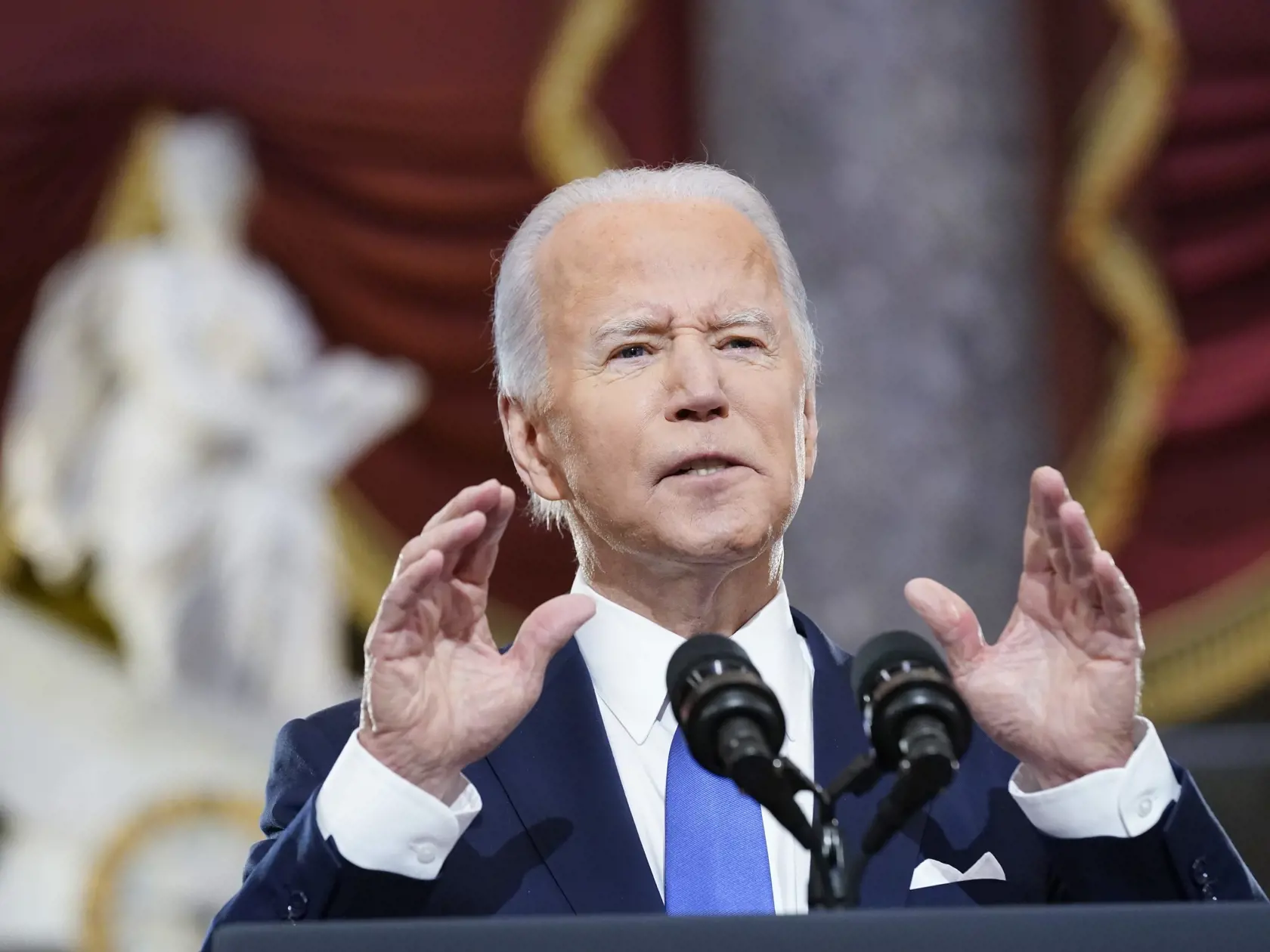 KK48 Washington - Americký prezident Joe Biden hovorí počas prejavu pri príležitosti prvého výročia násilného vtrhnutia prívržencov jeho predchodcu Donalda Trumpa do budovy Kapitolu vo Washingtone, 6. januára 2022 vo Washingtone. FOTO TASR/AP

President Joe Biden speaks from Statuary Hall at the U.S. Capitol to mark the one year anniversary of the Jan. 6 riot at the Capitol by supporters loyal to then-President Donald Trump, Thursday, Jan. 6, 2022, in Washington. (AP Photo/Andrew Harnik)