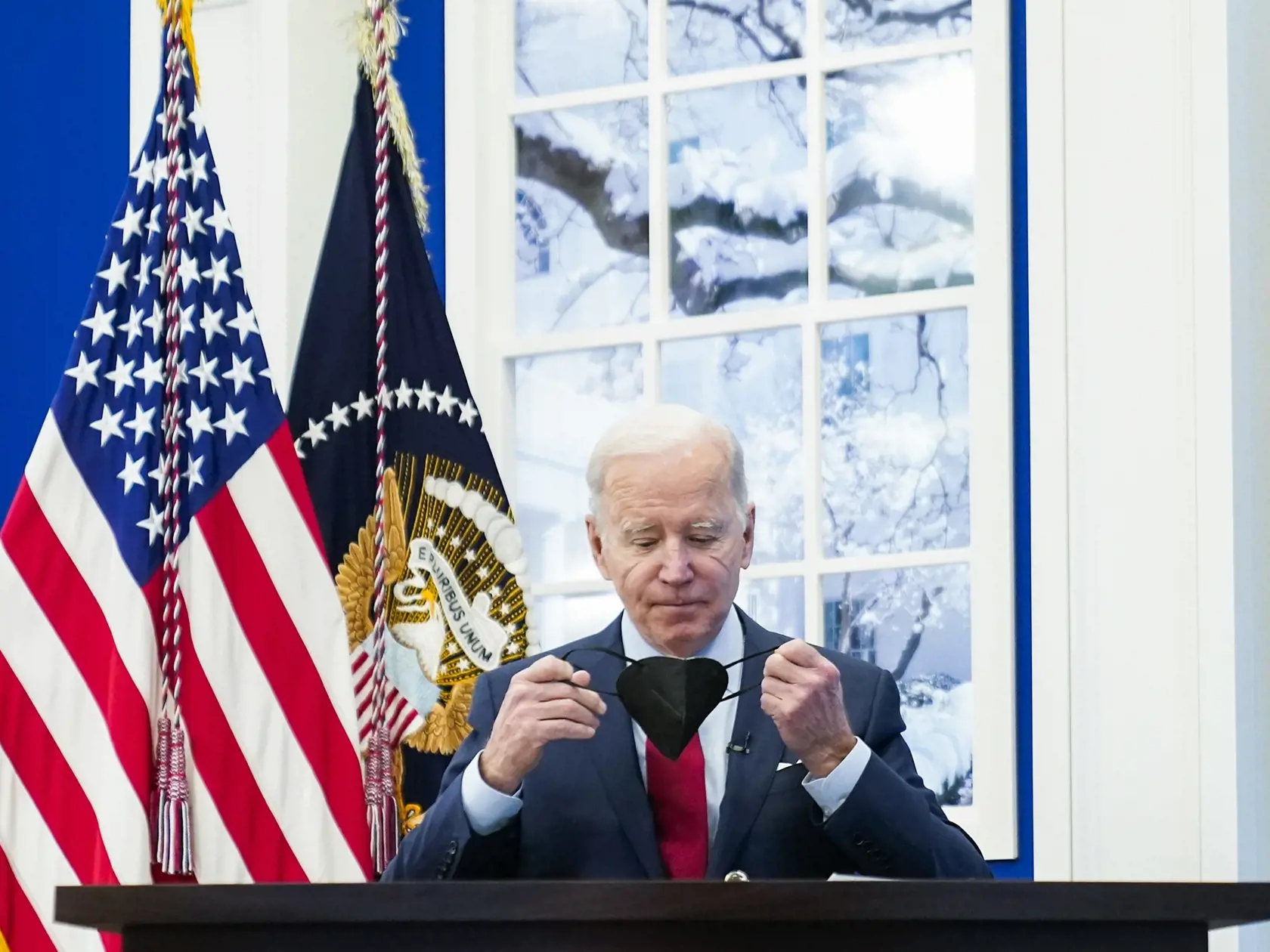 EBE 1 Washington - Na snímke americký prezident Joe Biden si skladá ochranné rúško počas stretnutia s tímom Bieleho domu pre boj s ochorením na COVID-19 v South Court Auditorium v budove Bieleho domu vo Washingtone v utorok 4. januára 2022. Biden oznámil zdvojnásobenie kontraktu na nákup antivirotika Paxlovid vo forme tabletky od spoločnosti Pfizer na liečbu ochorenia COVID-19. Americká vláda tak plánuje zabezpečiť 20 miliónov cyklov liečby týmto prípravkom. FOTO TASR/AP


President Joe Biden re
