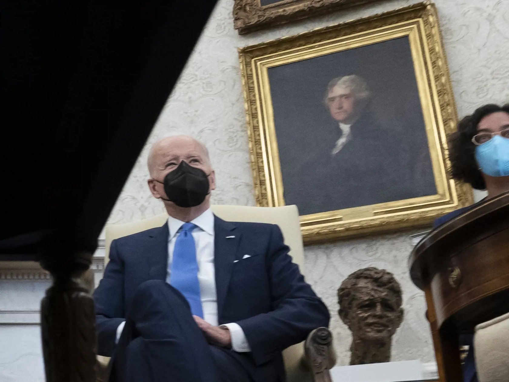 KK54 Washington - Americký prezident Joe Biden počas stretnutia s nemeckým kancelárom Olafom Scholzom v Oválnej pracovni Bieleho domu 7. februára 2022 vo Washingtone. FOTO TASR/AP
President Joe Biden gestures during a meeting with German Chancellor Olaf Scholz in the Oval Office of the White House, Monday, Feb. 7, 2022, in Washington. (AP Photo/Alex Brandon)