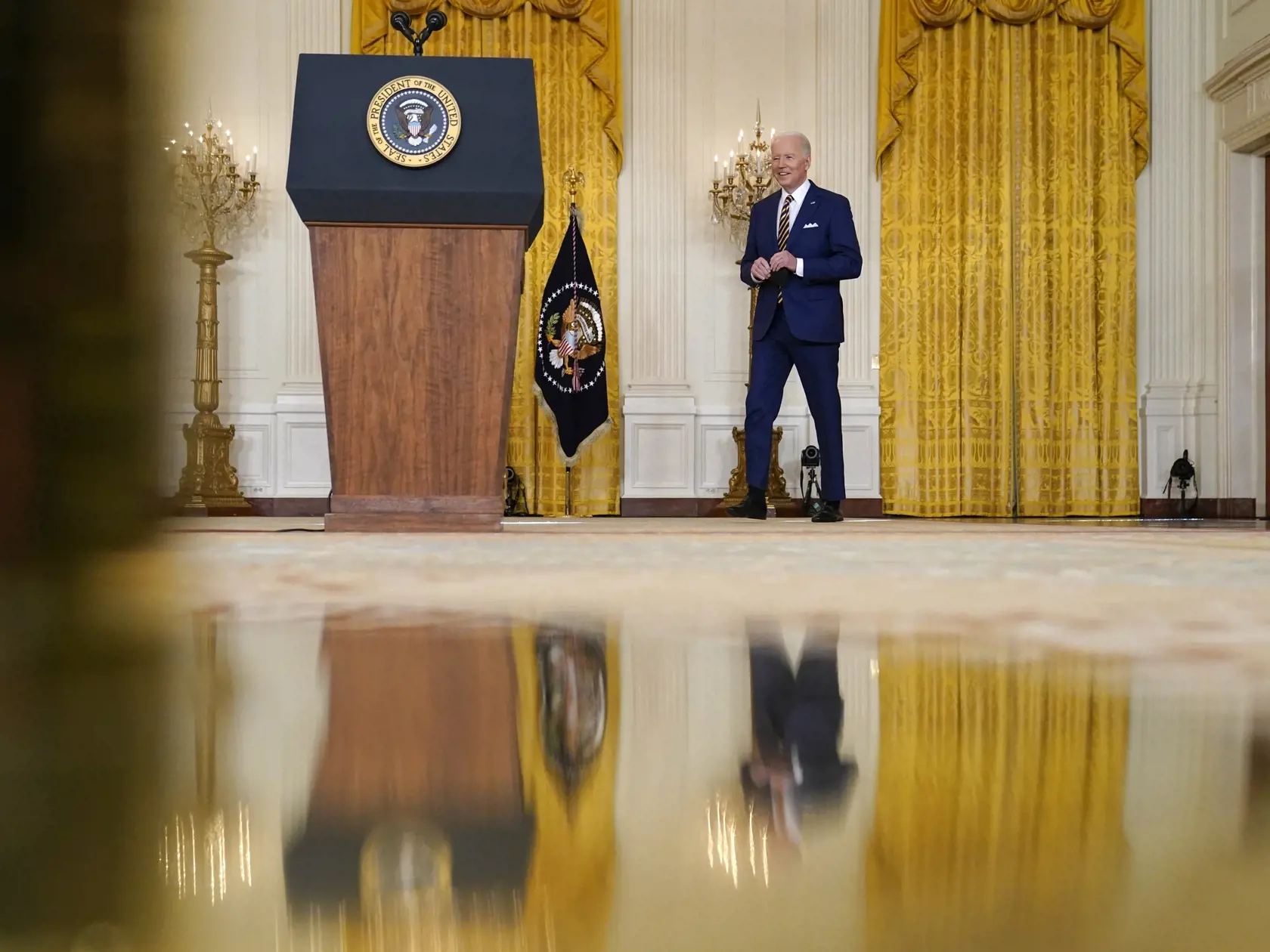 KK30 Washington - Americký prezident Joe Biden prichádza na tlačovú konferenciu pri príležitosti svojho prvého roku v úrade 19. januára 2022 vo Washingtone. FOTO TASR/AP
President Joe Biden arrives to speaks at a news conference in the East Room of the White House in Washington, Wednesday, Jan. 19, 2022. (AP Photo/Susan Walsh)
