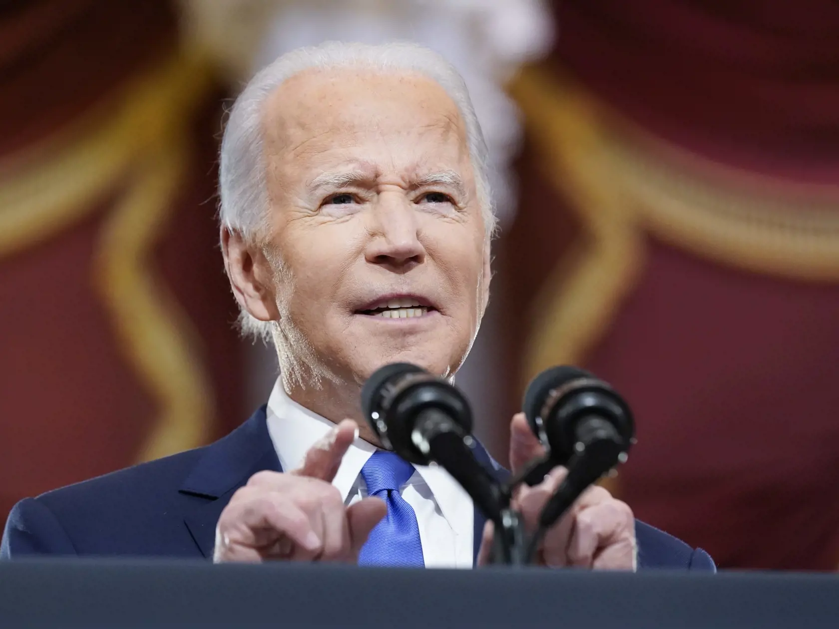 KK50 Washington - Americký prezident Joe Biden hovorí počas prejavu pri príležitosti prvého výročia násilného vtrhnutia prívržencov jeho predchodcu Donalda Trumpa do budovy Kapitolu vo Washingtone, 6. januára 2022 vo Washingtone. FOTO TASR/AP

President Joe Biden speaks from Statuary Hall at the U.S. Capitol to mark the one year anniversary of the Jan. 6 riot at the Capitol by supporters loyal to then-President Donald Trump, Thursday, Jan. 6, 2022, in Washington. (AP Photo/Andrew Harnik)