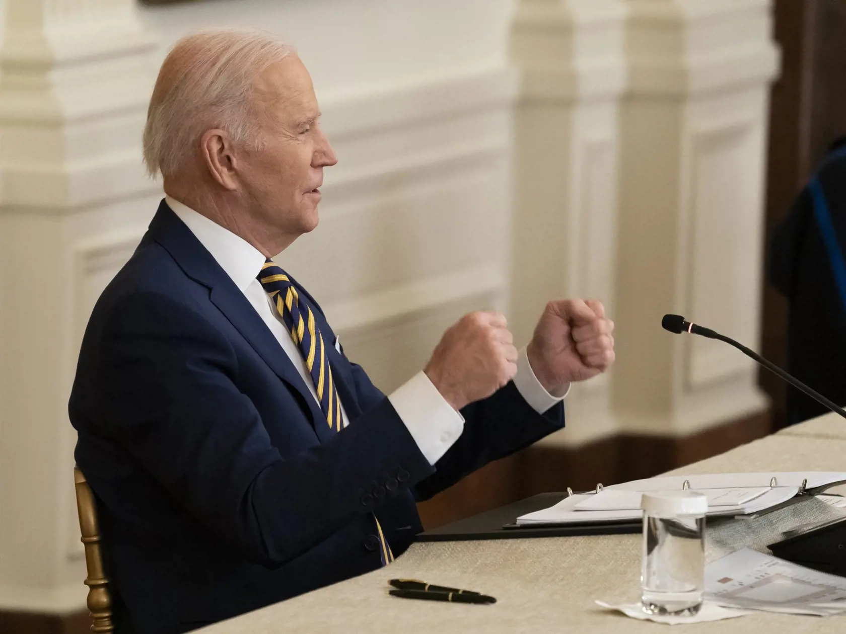 JB 35 Washington - Americký prezident Joe Biden gestikuluje počas stretnutia s Asociáciou národných guvernérov v Bielom dome vo Washingtone 31. januára 2022. Biden v pondelok povedal, že Spojené štáty sú pripravené na akýkoľvek scenár vzhľadom na pokračujúce hromadenie ruských jednotiek pozdĺž ukrajinských hraníc. Informovali o tom agentúry AFP a Reuters. FOTO TASR/AP
 
President Joe Biden speaks during a meeting with the National Governors Association in the East Room of the White House, Monday