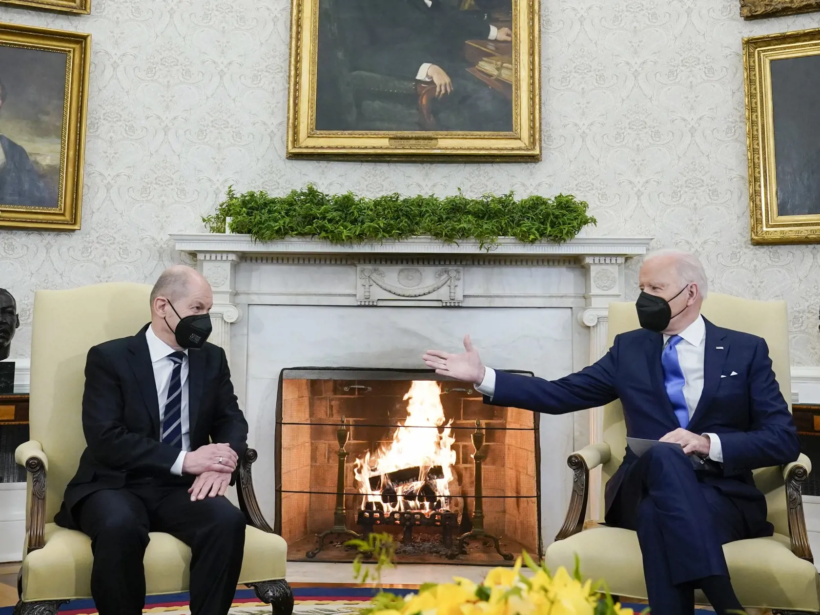 KK48 Washington - Americký prezident Joe Biden (vpravo) a nemecký kancelár Olaf Scholz počas stretnutia v Oválnej pracovni Bieleho domu 7. februára 2022 vo Washingtone. FOTO TASR/AP
President Joe Biden gestures during a meeting with German Chancellor Olaf Scholz in the Oval Office of the White House, Monday, Feb. 7, 2022, in Washington. (AP Photo/Alex Brandon)