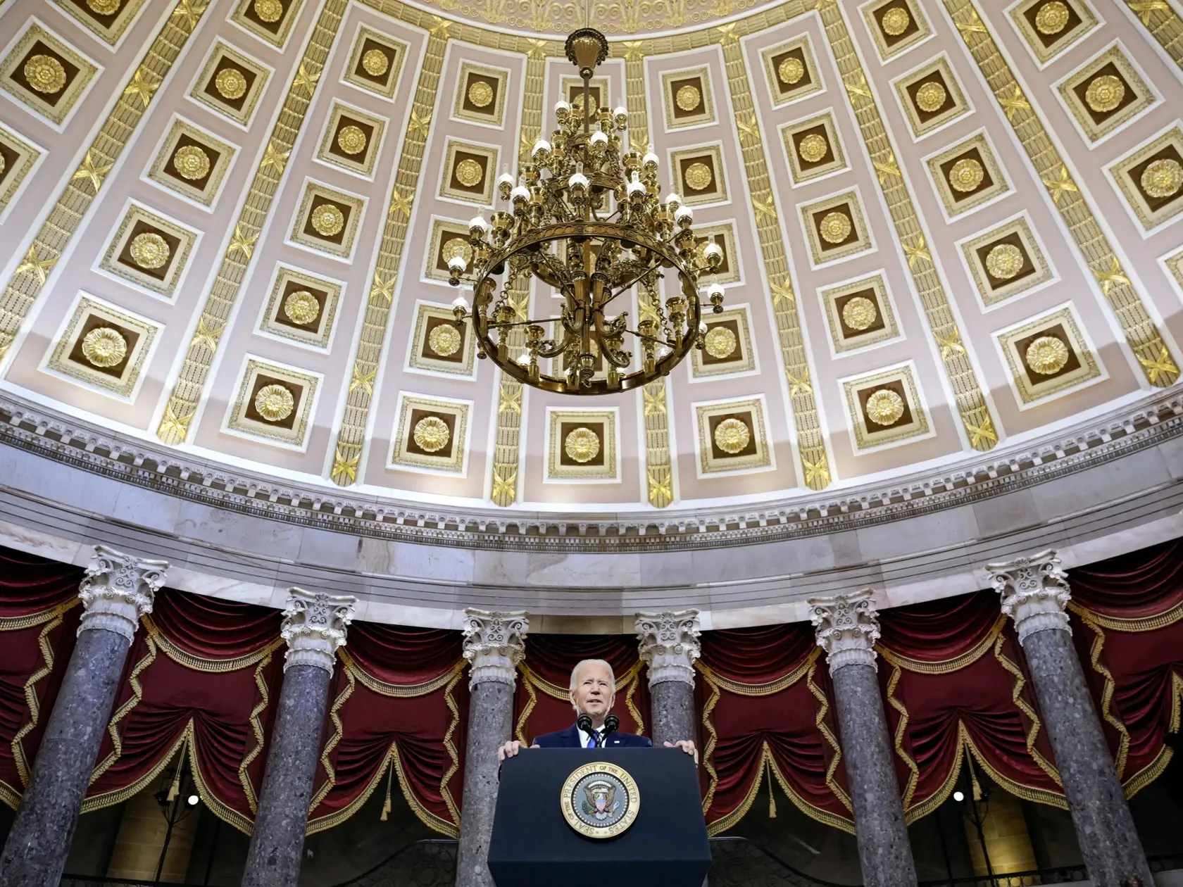 KK47 Washington - Americký prezident Joe Biden hovorí počas prejavu pri príležitosti prvého výročia násilného vtrhnutia prívržencov jeho predchodcu Donalda Trumpa do budovy Kapitolu vo Washingtone, 6. januára 2022 vo Washingtone. FOTO TASR/AP

President Joe Biden speaks from Statuary Hall at the U.S. Capitol to mark the one year anniversary of the Jan. 6 riot at the U.S. Capitol by supporters loyal to then-President Donald Trump, Thursday, Jan. 6, 2022, in Washington. (Drew Angerer/Pool via AP)