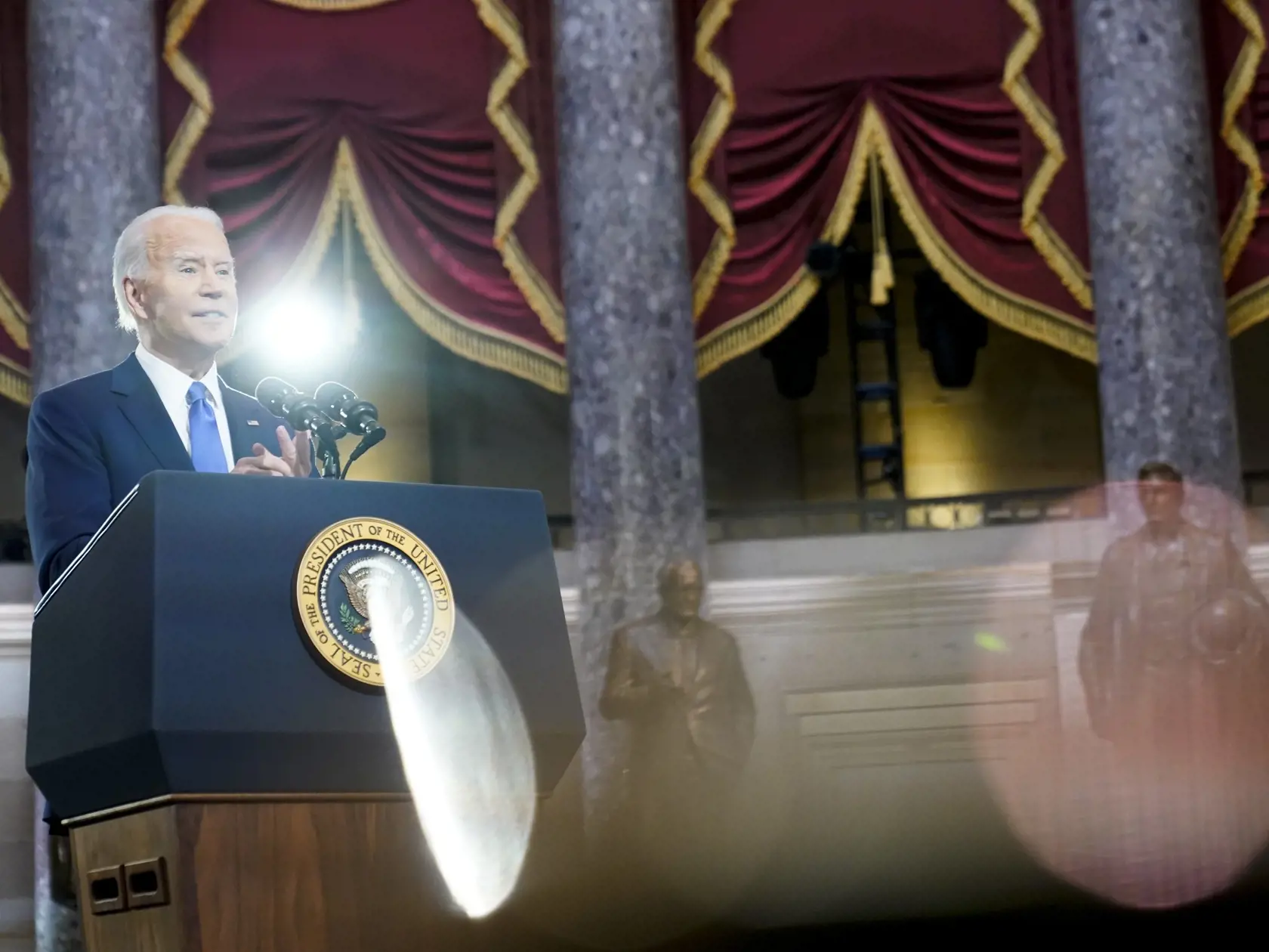 KK49 Washington - Americký prezident Joe Biden hovorí počas prejavu pri príležitosti prvého výročia násilného vtrhnutia prívržencov jeho predchodcu Donalda Trumpa do budovy Kapitolu vo Washingtone, 6. januára 2022 vo Washingtone. FOTO TASR/AP

President Joe Biden speaks from Statuary Hall at the U.S. Capitol to mark the one year anniversary of the Jan. 6 riot at the Capitol by supporters loyal to then-President Donald Trump, Thursday, Jan. 6, 2022, in Washington. (AP Photo/Andrew Harnik)