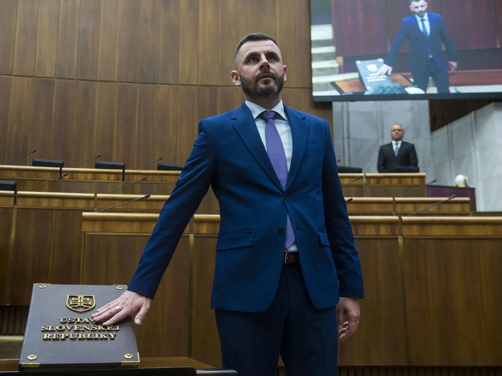 Na snímke Ján Mažgút (Smer-SD) skladá poslanecký sľub počas ustanovujúcej schôdze Národnej rady Slovenskej republiky (NR SR) IX. volebného obdobia 24. októbra 202š v Bratislave.