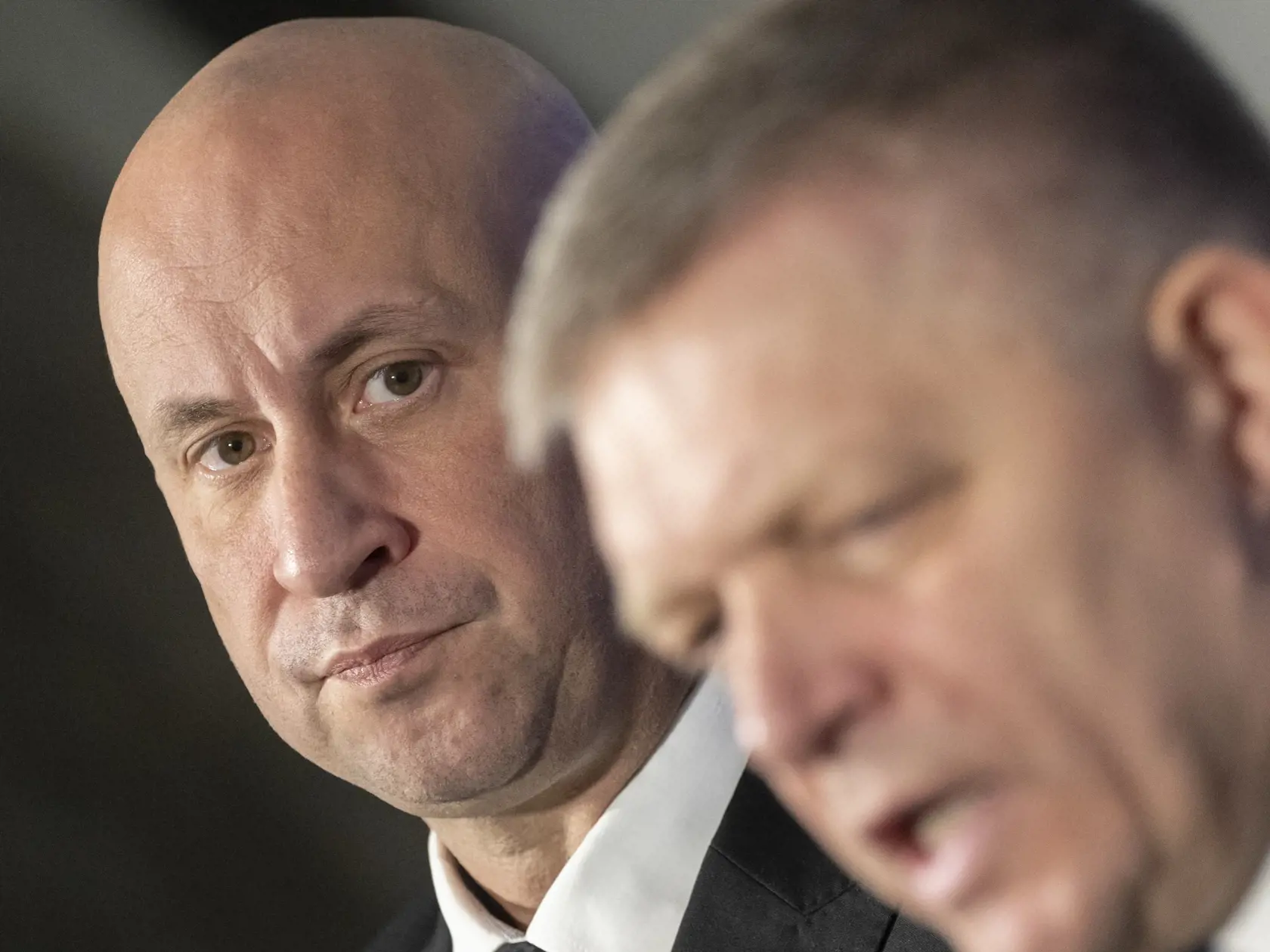Na snímke v popredí predseda vlády SR Robert Fico počas vyhlásenia v rámci uvádzania ministrov na rezorty navštívil Ministerstvo dopravy SR a v pozadí minister dopravy SR Jozef Ráž ml. 31. októbra 2023 v Bratislave.