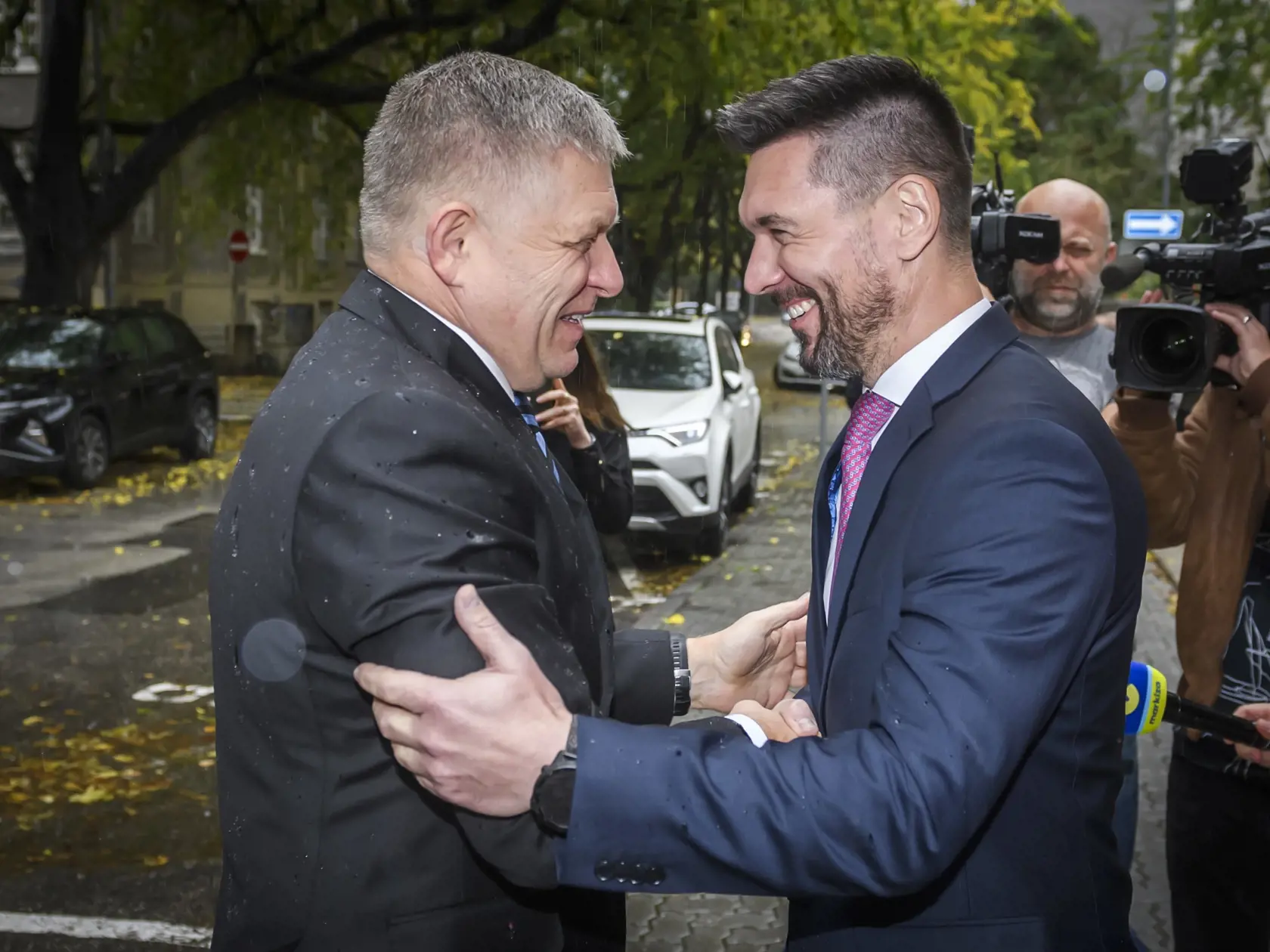 Na snímke zľava predseda vlády SR Robert Fico (SMER-SD) a minister pôdohospodárstva a rozvoja vidieka SR Richard Takáč (Smer-SD) počas návštevy rezortu pôdohospodártva a rozvoja vidieka v Bratislave 31. októbra 2023.