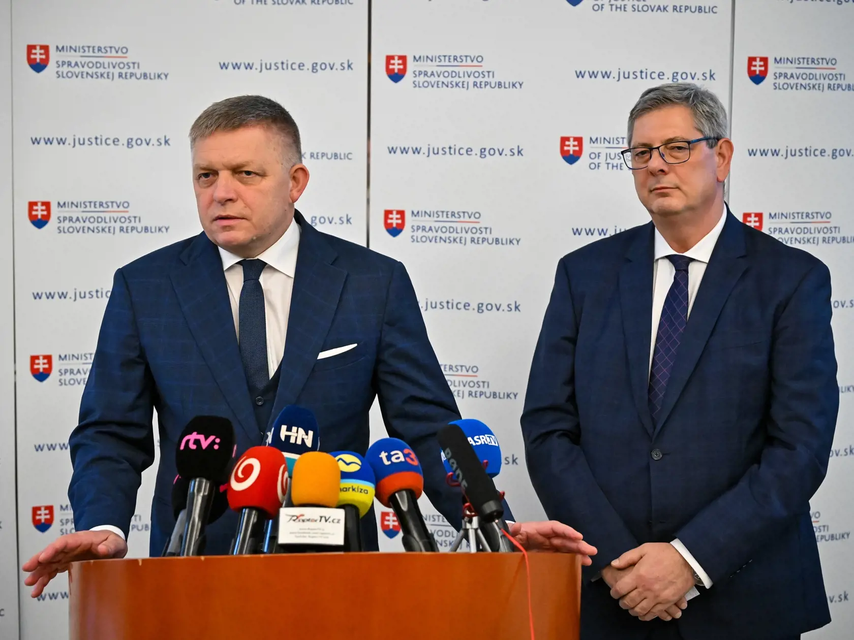 Na snímke zľava predseda vlády SR Robert Fico a minister spravodlivosti SR Boris Susko (obaja Smer-SD) počas tlačovej konferencie v rámci stretnutia na pôde rezortu spravodlivosti 30. októbra 2023 v Bratislave.