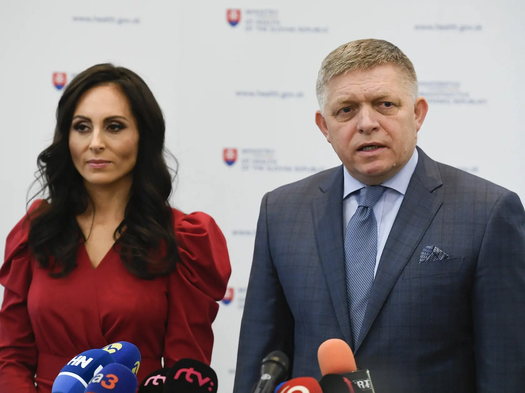 Na snímke ministerka zdravotníctva SR Zuzana Dolinková (HLAS-SD) a predseda vlády SR Robert Fico (SMER-SD) pred vyhlásením po spoločnom stretnutí na Ministerstve zdravotníctva SR 8. novembra 2023 v Bratislave.