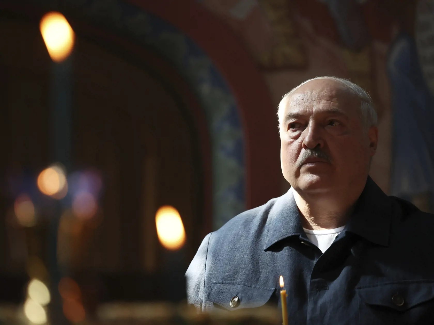 Bieloruský prezident Alexander Lukašenko drží sviečku v kláštore, ktorý navštívil s ruským prezidentom Vladimirom Putinom na súostroví Valaam v severnej časti Ladožského jazera 
v Karelskej republike na severe Ruskej federácie vo štvrtok 25. júla 2024. Nemecký občan, ktorého súd v Bielorusku odsúdil na trest smrti za terorizmus, v stredu 24. júla vyhlásil, že ľutuje svoje činy a dúfa, že mu prezident Alexander Lukašenko udelí milosť, uviedli médiá.