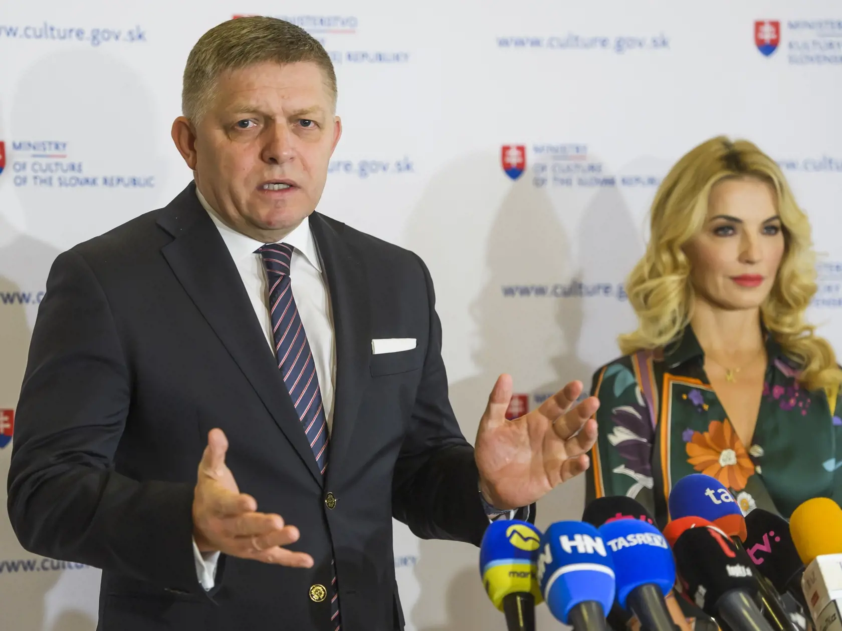 Na snímke predseda vlády SR Robert Fico (Smer-SD) a ministerka kultúry SR Martina Šimkovičová  (nominantka SNS) počas brífingu po spoločnom stretnutí na rezorte kultúry v Bratislave 6. novembra 2023.