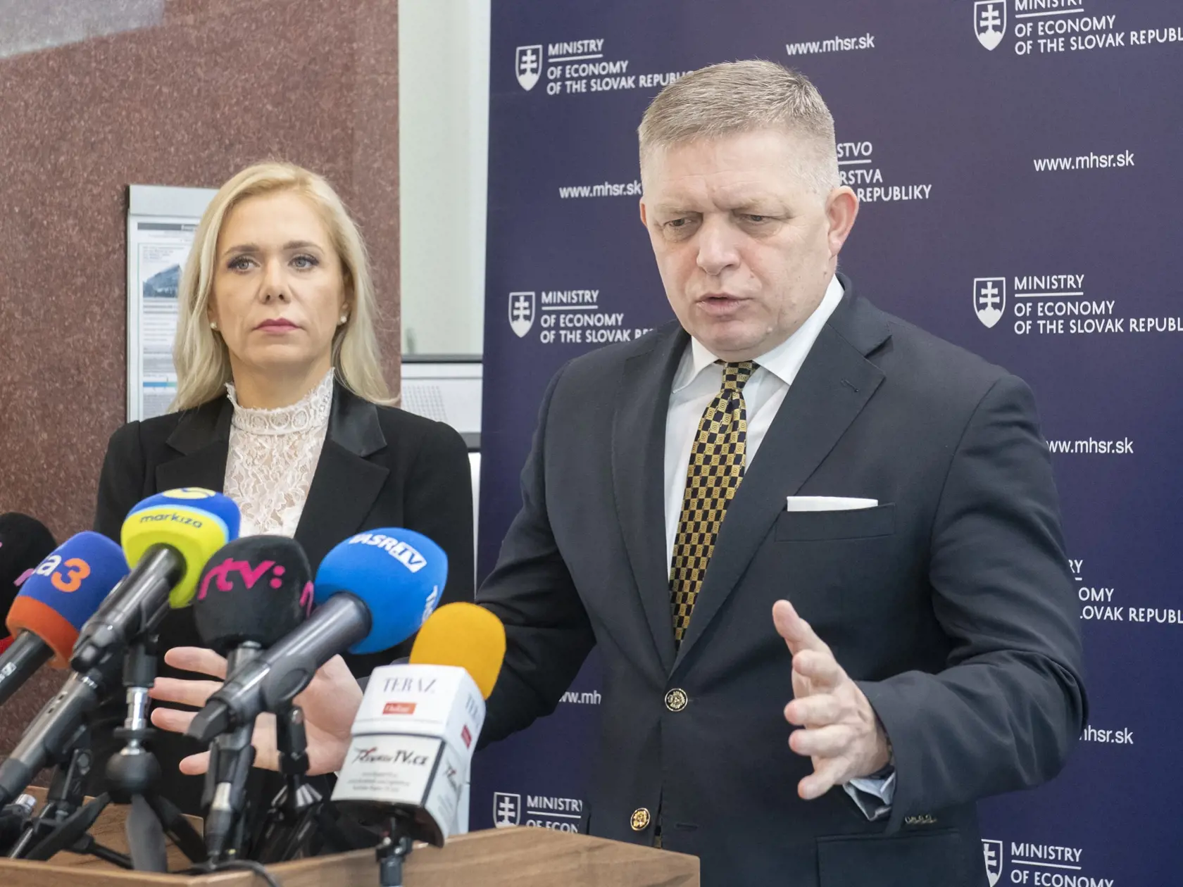 Na snímke zľava ministerka hospodárstva SR Denisa Saková (Hlas-SD) a premiér SR Robert Fico (Smer-SD) počas vyhlásenia po jeho návšteve Ministerstva hospodárstva SR 16. novembra 2023 v Bratislave.