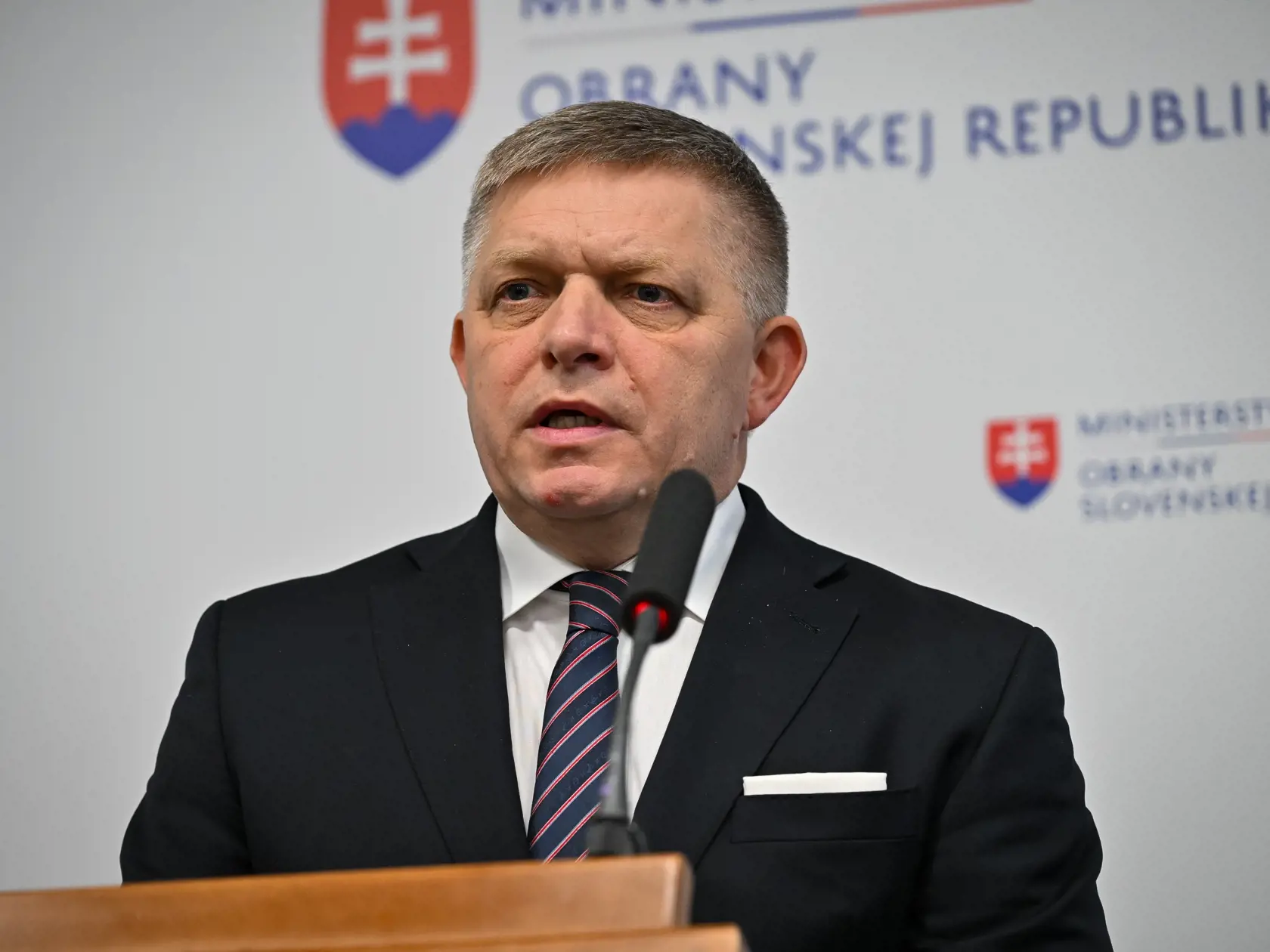 Na snímke predseda vlády SR Robert Fico (SMER-SD) počas tlačovej konferencie po stretnutí s ministrom obrany SR Robertom Kaliňákom (SMER-SD) na pôde rezortu obrany 6. novembra 2023 v Bratislave.