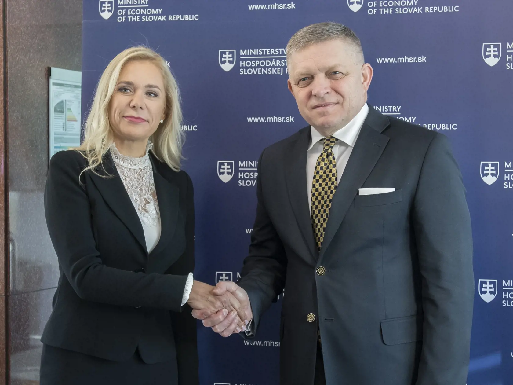 Na snímke zľava ministerka hospodárstva SR Denisa Saková (Hlas-SD) a premiér SR Robert Fico (Smer-SD) počas návštevy Ministerstva hospodárstva SR 16. novembra 2023 v Bratislave.