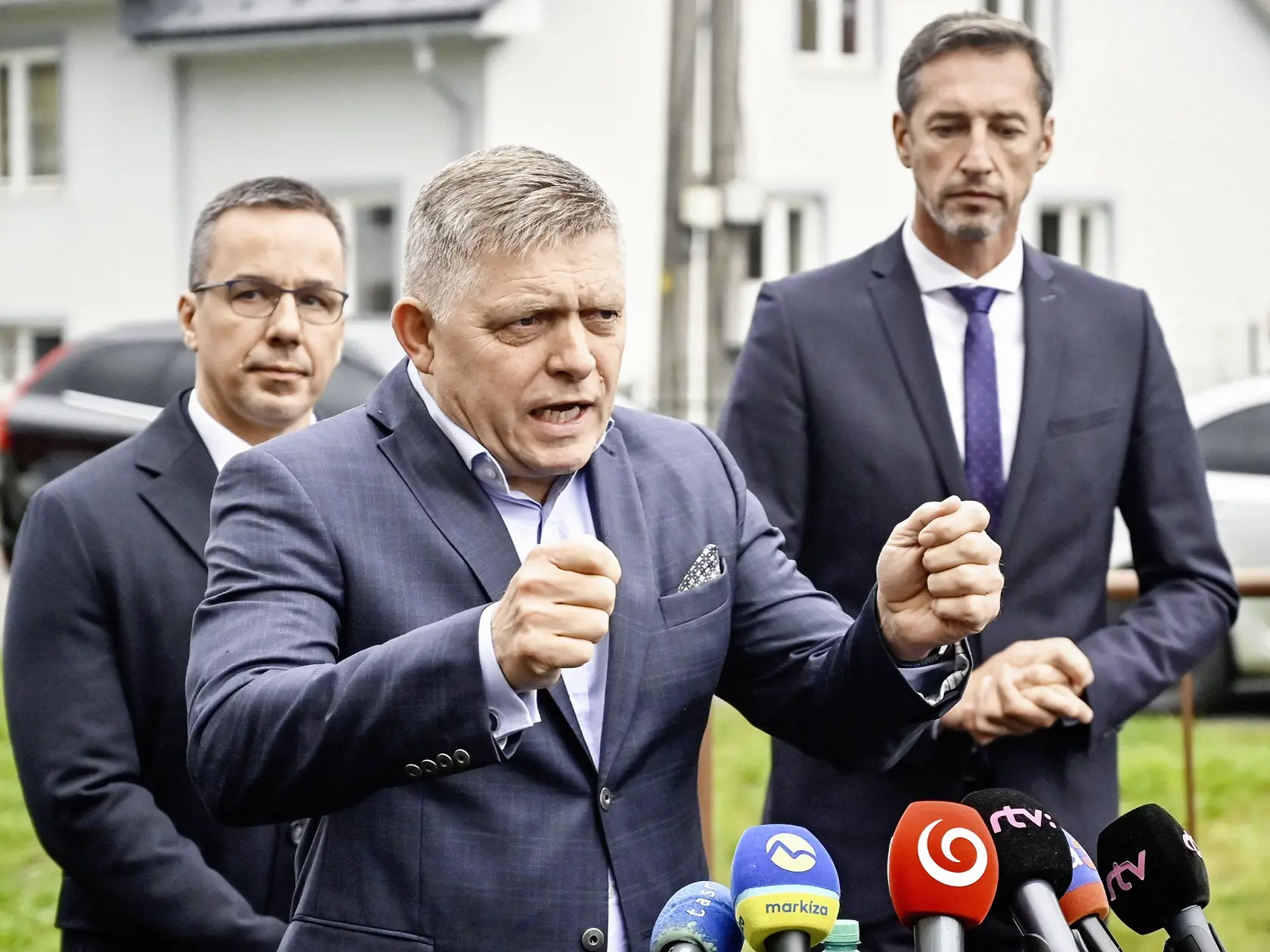 Predseda vlády SR Robert Fico sa stretol so starostami obcí postihnutých zemetrasením.