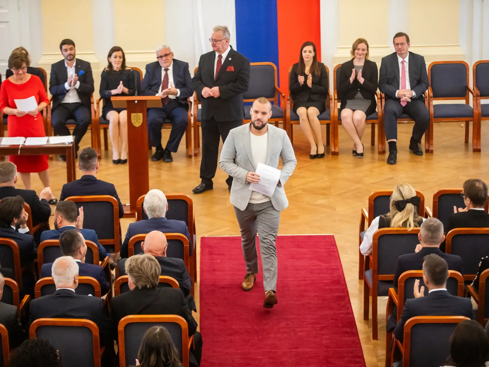 Novozvolení poslanci NR SR si preberajú osvedčenia o zvolení. Na snímke je Michal Sabo, rekordér v počte poslaneckých mandátov.