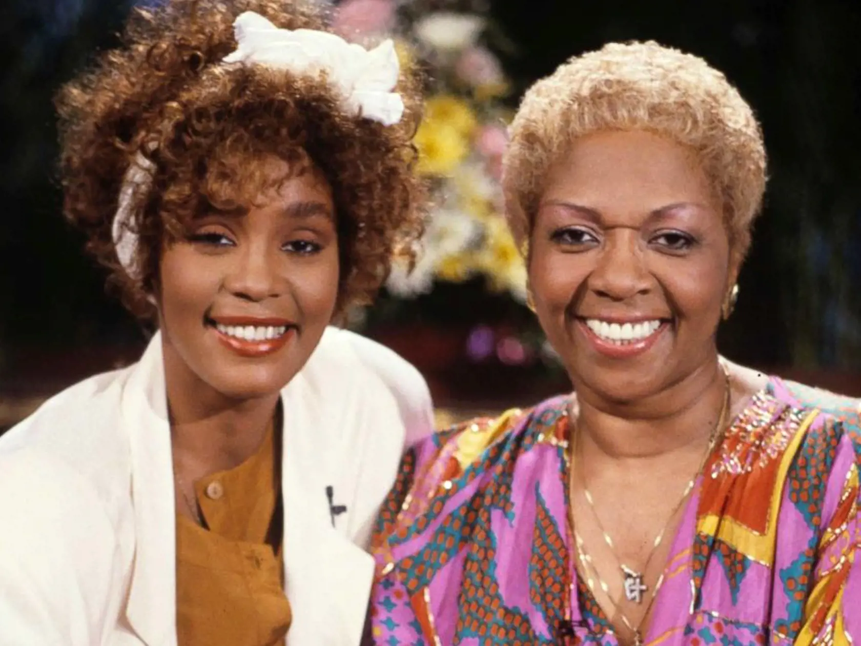 Mama a dcéra: V detstve bola Whitney veľmi nábožná, jej život sa krútil okolo kostola, spievala v gospelovom zbore, ktorý viedla jej matka Cissy Houston (vpravo)