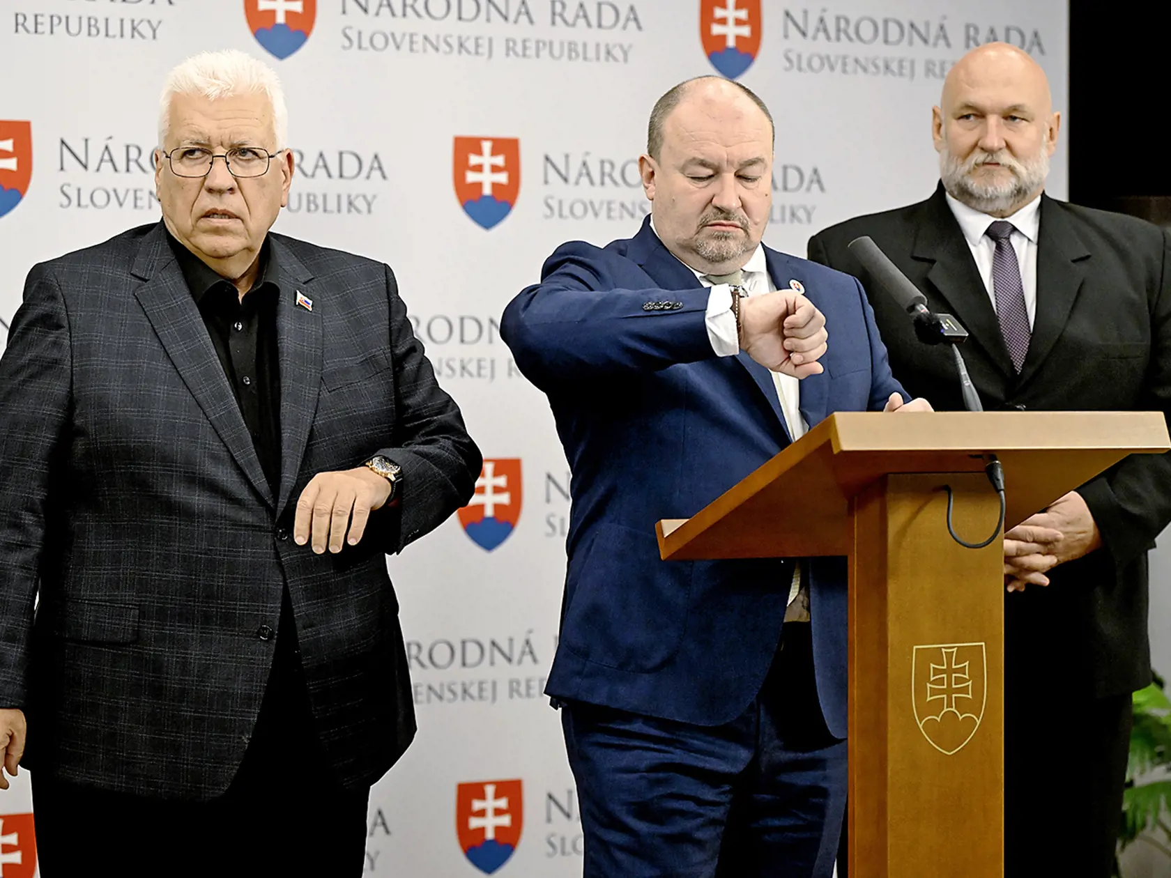 Vládna koalícia takmer prišla o krehkú väčšinu v parlamente, keď traja poslanci okolo Rudolfa Huliaka vystúpili z poslaneckého klubu SNS.