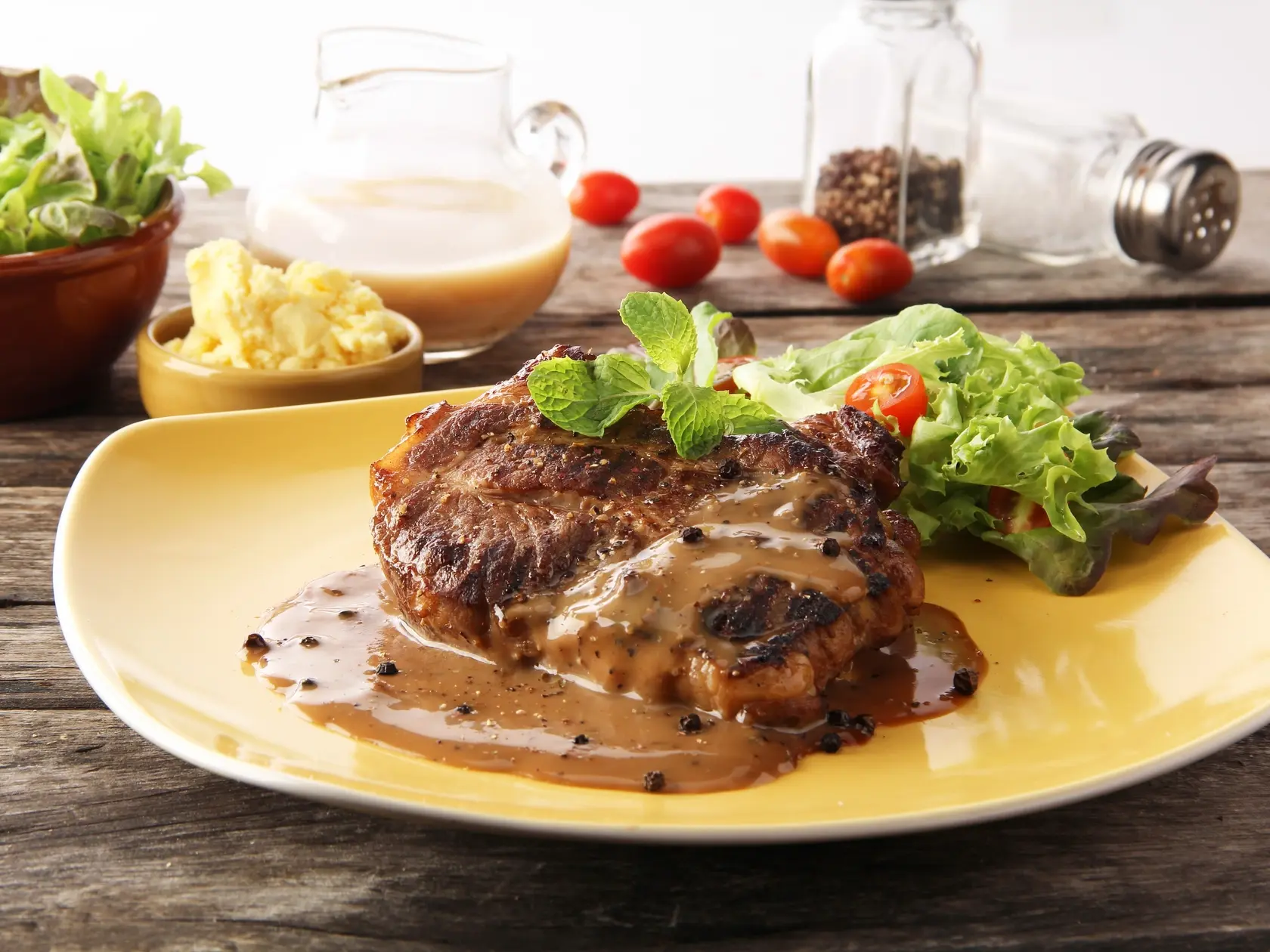 Steak s omáčkou z troch druhou korenia