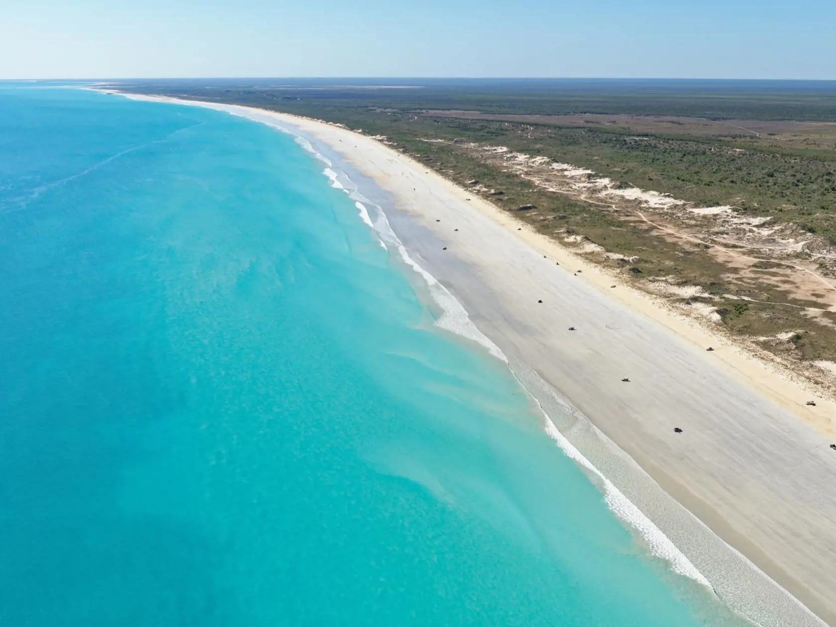 Cable Beach, Austrália: vo vode číhajú morské krokodíly a smrtiace medúzy.