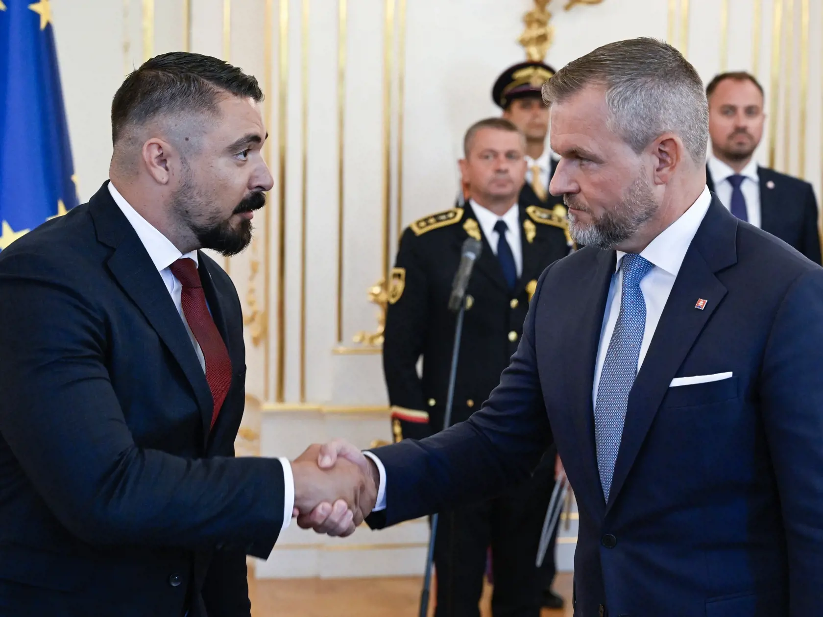 Na snímke prezident SR Peter Pellegrini (vpravo), ktorý vymenoval Pavla Gašpara (vľavo) za riaditeľa Slovenskej informačnej služby (SIS) v Prezidentskom paláci v Bratislave v pondelok 26. augusta 2024. Riaditeľa SIS vymenúva prezident na základe návrhu vlády. Gašparovu nomináciu na tento post odsúhlasila vláda vo februári. Bývalá hlava štátu Zuzana Čaputová prenechala menovanie nového riaditeľa tajnej služby na svojho nástupcu. Pavol Gašpar bol doteraz námestníkom riaditeľa spravodajskej služby.