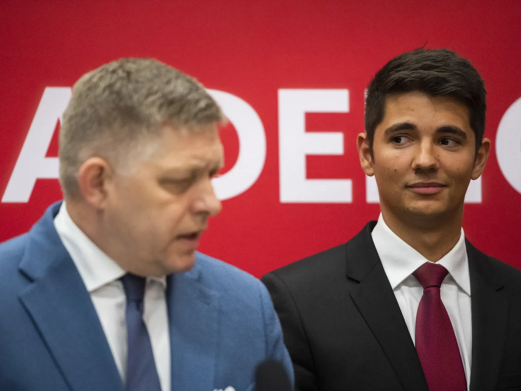 Zľava šéf Smeru Robert Fico a čerstvo zvolený podpredseda strany Erik Kaliňák počas tlačovej konferencie po pracovnom sneme strany Smer – sociálna demokracia v Bratislave 18. júla 2020.