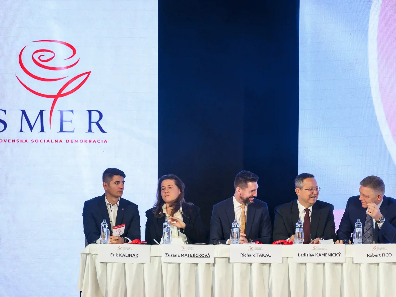 Zľava podpredseda Smer Erik Kaliňák, poslankyňa NR SR Zuzana Matejičková, podpredsedovia Smeru Richard Takáč, Ladislav Kamenický a predseda Smer Robert Fico počas snemu Smeru v piatok 17. novembra 2023 v Bratislave.