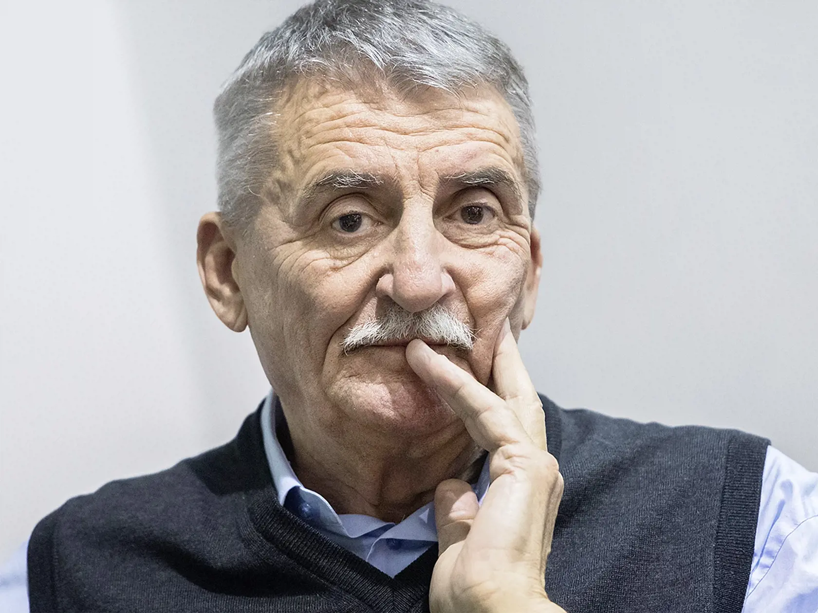 Martin Huba, uznávaný slovenský herec, pedagóg a divadelný režisér. Syn herca Mikuláša Hubu a opernej speváčky Márie Kišonovej-Hubovej. Často hral aristokratov - Karenin, Salieri, Cyrano. Ako režisér si získal veľkú popularitu predstavením Tančiareň v činohre SND, kde si aj sám zahral. Často hráva aj v Čechách, získal trikrát ocenenie Český lev za vedľajšiu rolu vo filme Obsluhoval jsem anglického krále, 3 sezóny v pekle a za hlavnú úlohu vo filme Kawasakiho rúže. Martin Huba získal aj množstvo ďalších ocenení: Krištáľové krídlo, cenu Art Film Festu Hercova misia, Cenu Alfréda Radoka, Cenu Thálie, Dosky a Výročnú cenu Literárneho fondu. So svojou manželkou, profesorkou tanca Dagmar, majú dve dcéry.