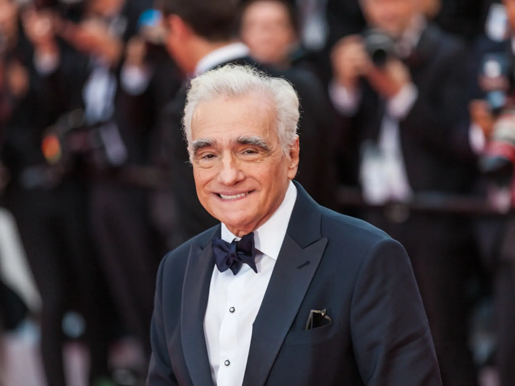 Martin Scorsese je významný americký filmový režisér, scenárista, producent a herec. Pochádza z rodiny talianskeho prisťahovalca. Detstvo prežil v newyorskej štvrti Little Italy. Po skončení základnej školy rok študoval v kňazskom seminári. V roku 1966 absolvoval filmovú fakultu Newyorskej univerzity, kde potom pôsobil ako pedagóg. Svoj prvý celovečerný film natočil v roku 1968. Medzi jeho najobsadzovanejších hercov patrí Robert De Niro, s ktorým spolupracoval na mnohých filmoch.