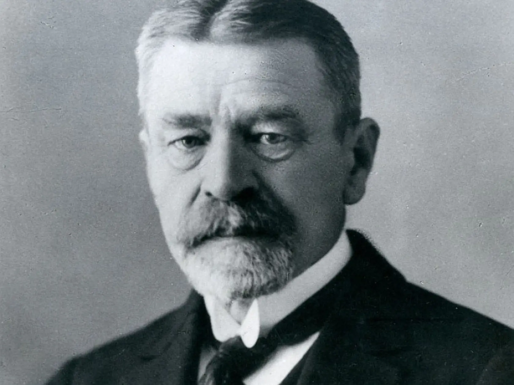Martin Kukučín (1860-1928). Slovenský spisovateľ a lekár, vlastným menom Matej Bencúr žil a tvoril mimo svojho rodiska Jasenovej, v Chorvátsku a v Južnej Amerike. Okrem poviedok, fejtónov a románov z dedinského prostredia písal i cestopisy a divadelné hry. Študoval na prvom slovenskom gymnáziu v Revúcej, ktoré nesie jeho meno. Je po ňom pomenovaná i planétka 23444 Kukučín. Najznámejšími dielami Martina Kukučína sú Rysavá jalovica, Mladé letá, Dom v stráni, Veľkou lyžicou, Neprebudený, Dies irae.